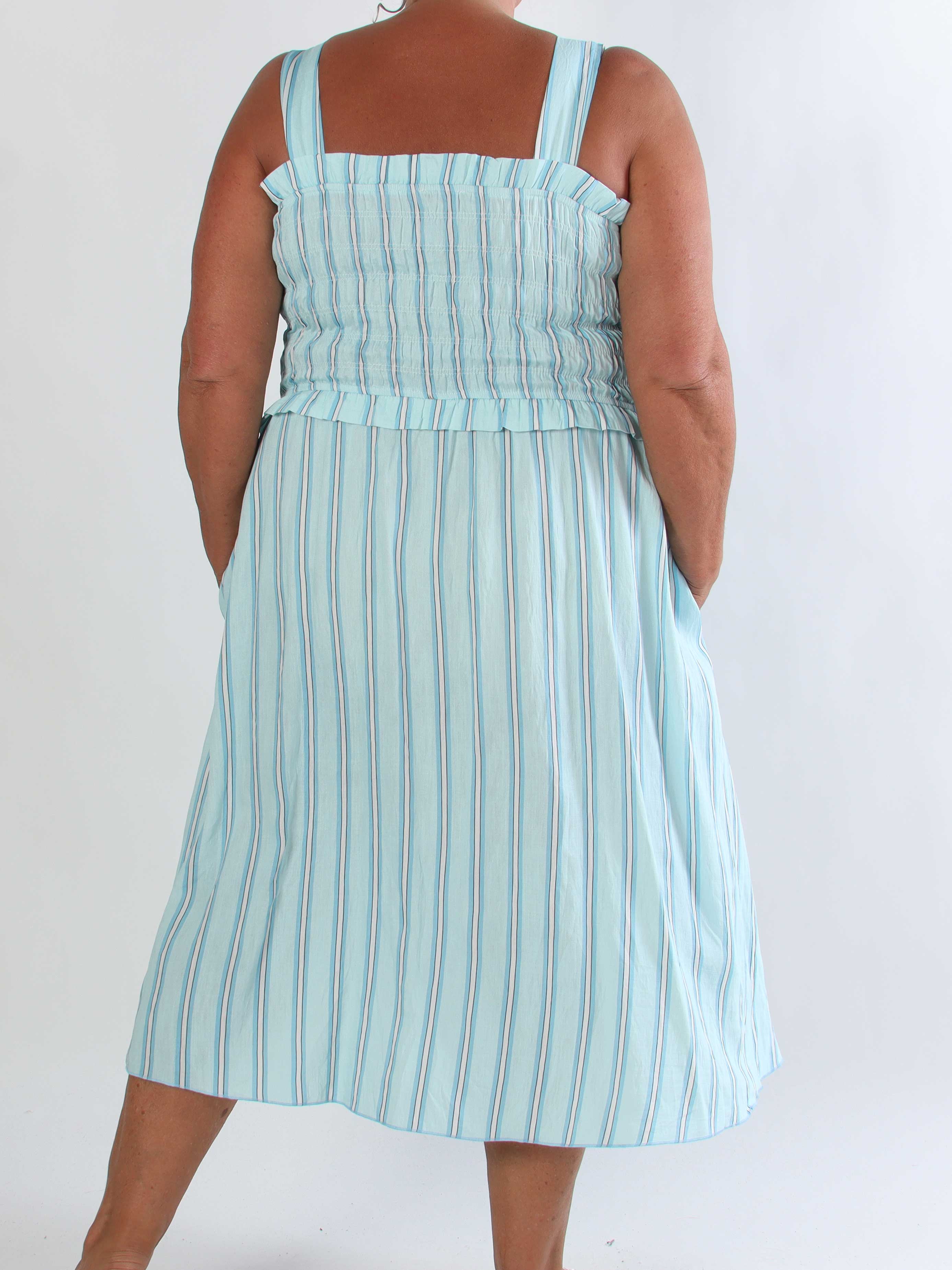 Marisol Stripe - Randig plus size sommarklänning i viskos med smock över bröstet