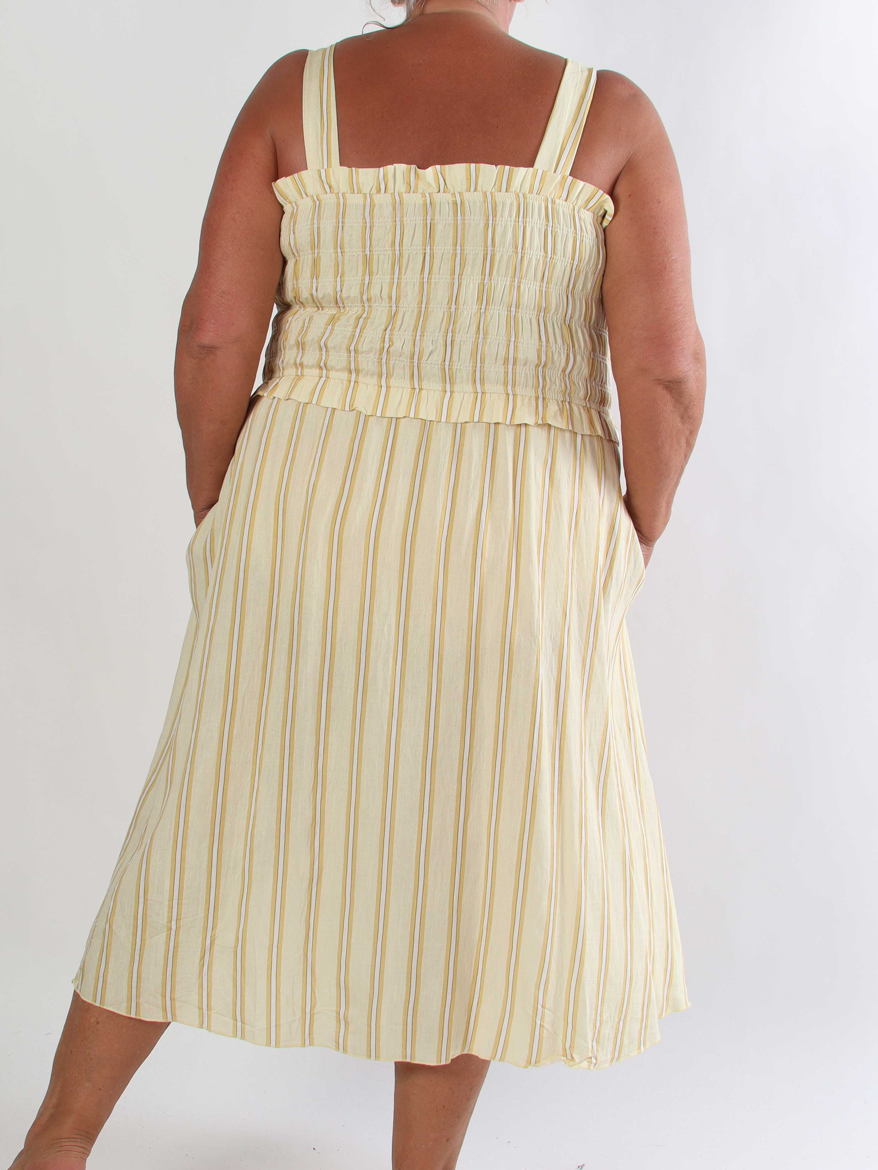 Marisol Stripe - Randig plus size sommarklänning i viskos med smock över bröstet
