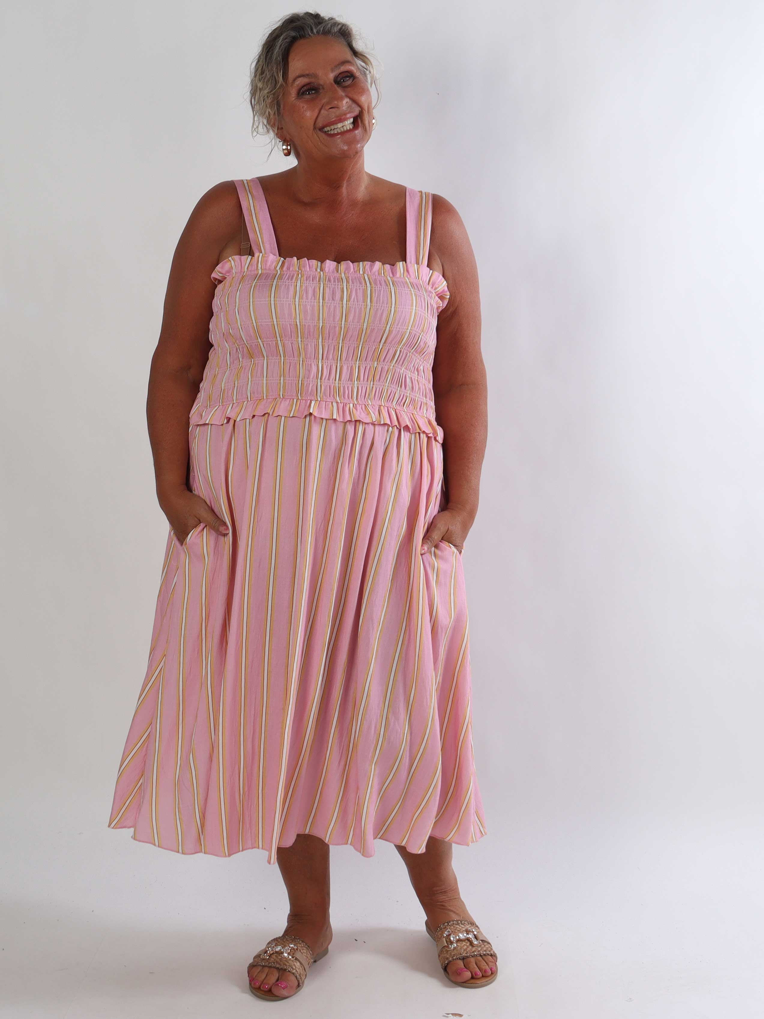 Marisol Stripe - Randig plus size sommarklänning i viskos med smock över bröstet