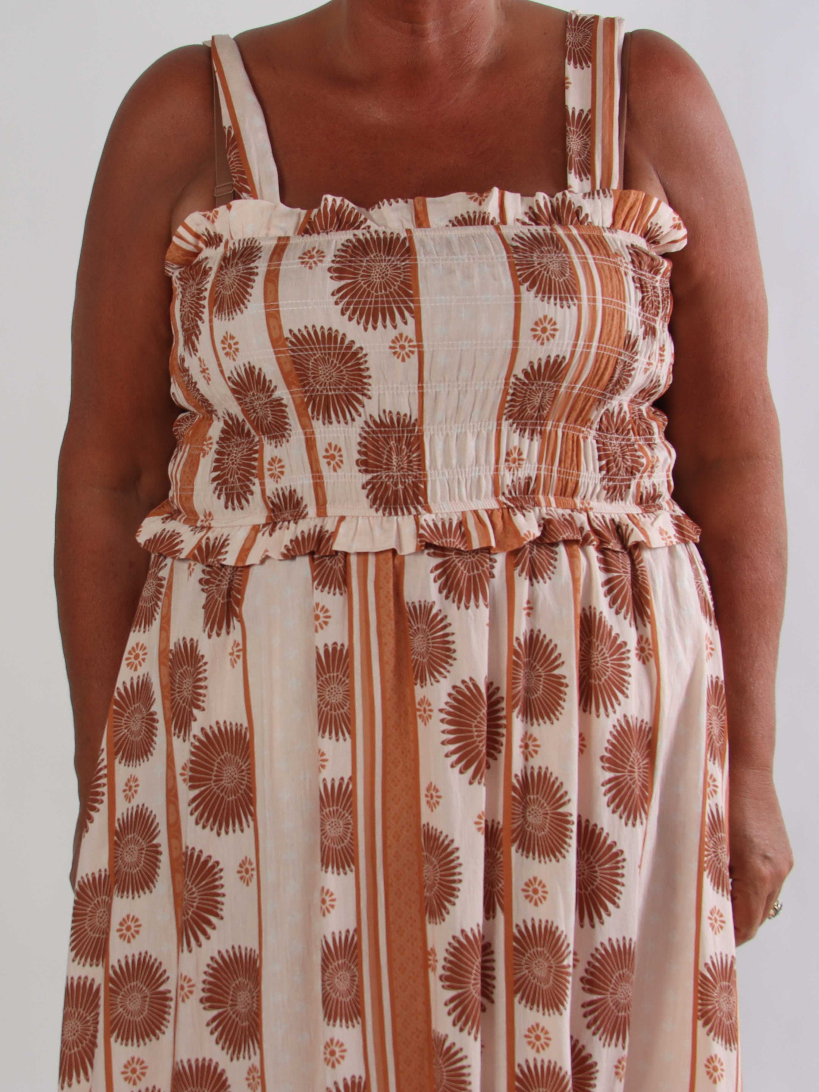 Marisol Sunburst - Plus size sommarklänning i viskos med smock över bröstet