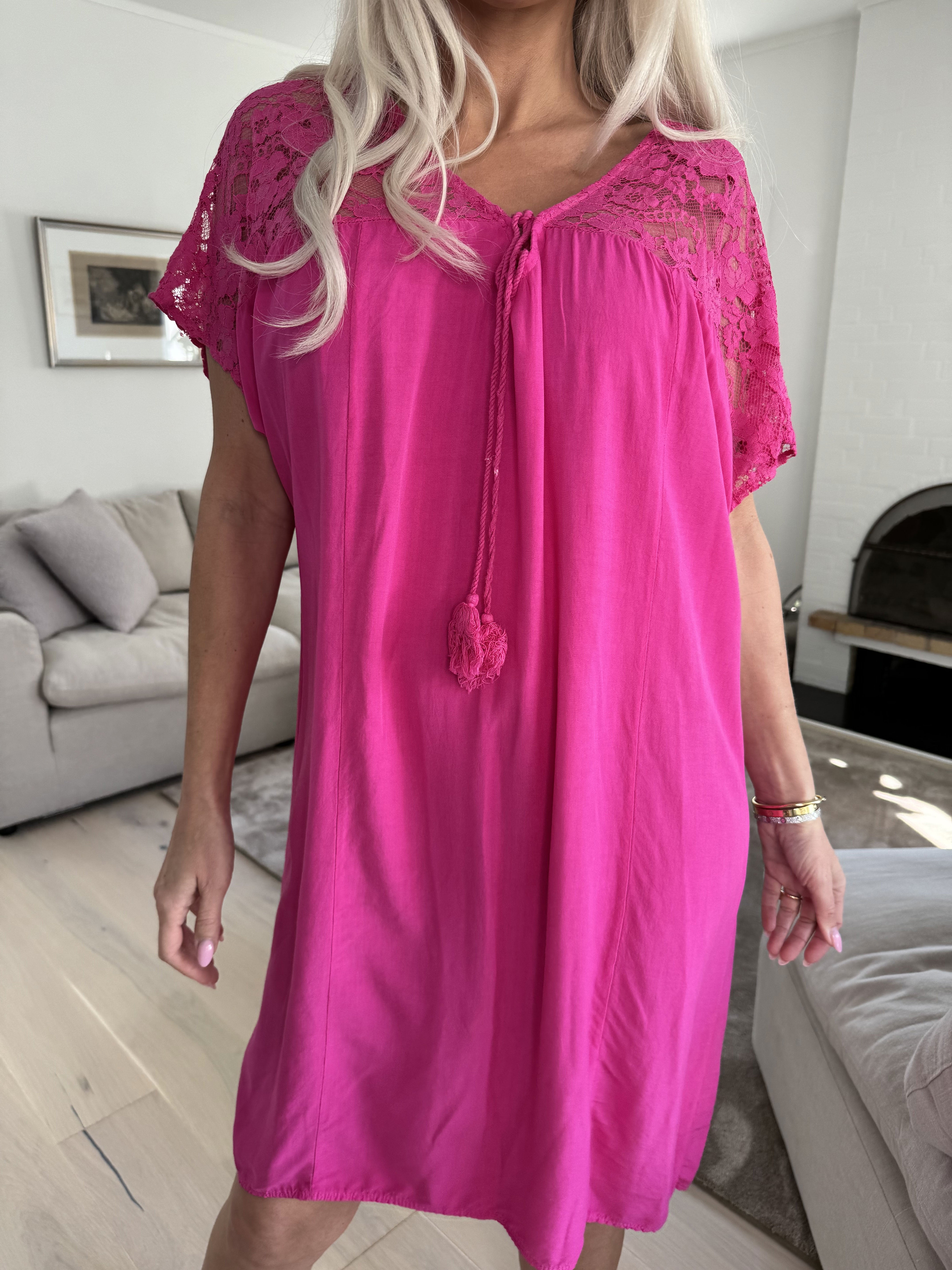 Martina - Söt klänning med spetstopp