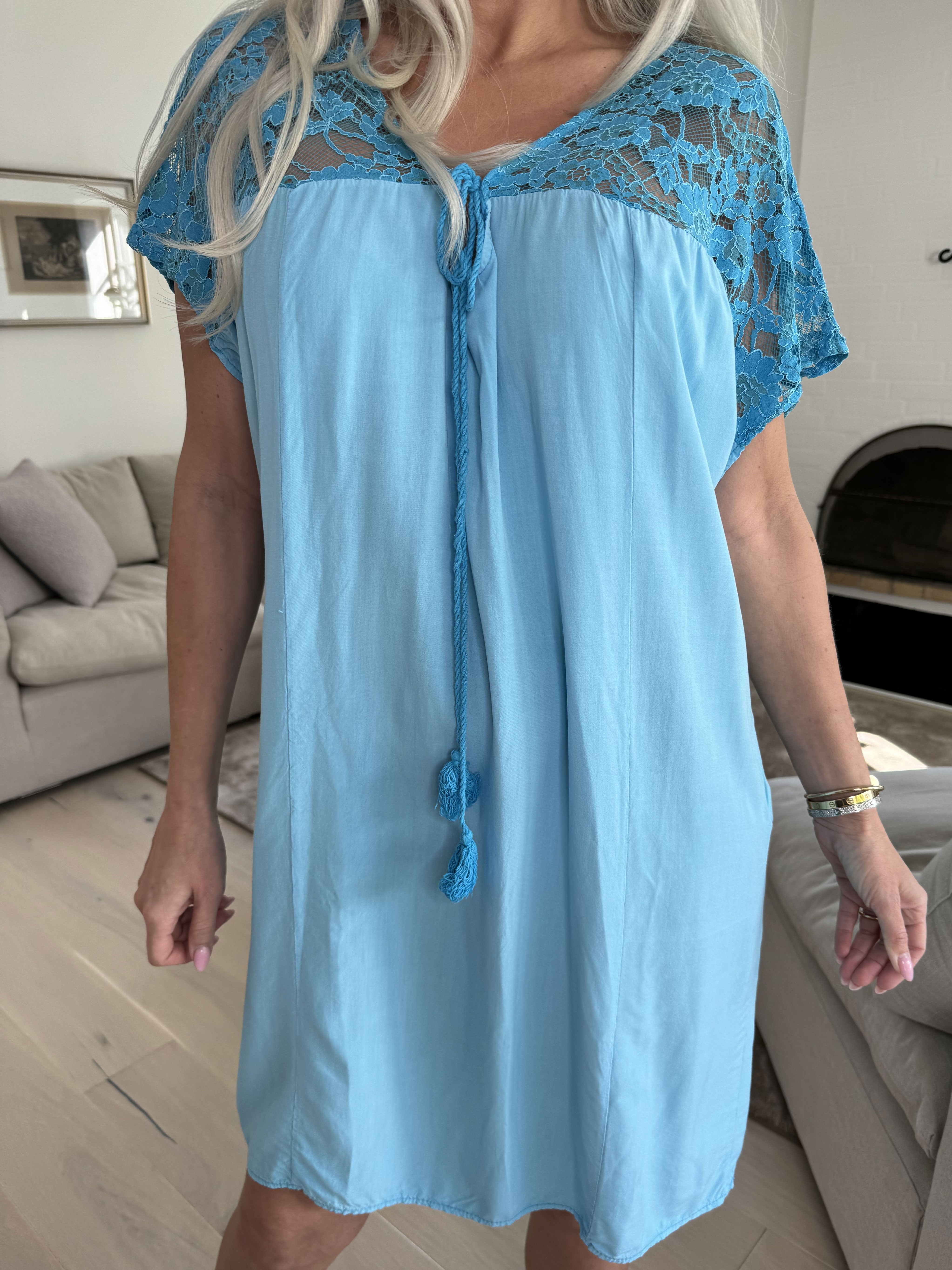 Martina - Söt klänning med spetstopp