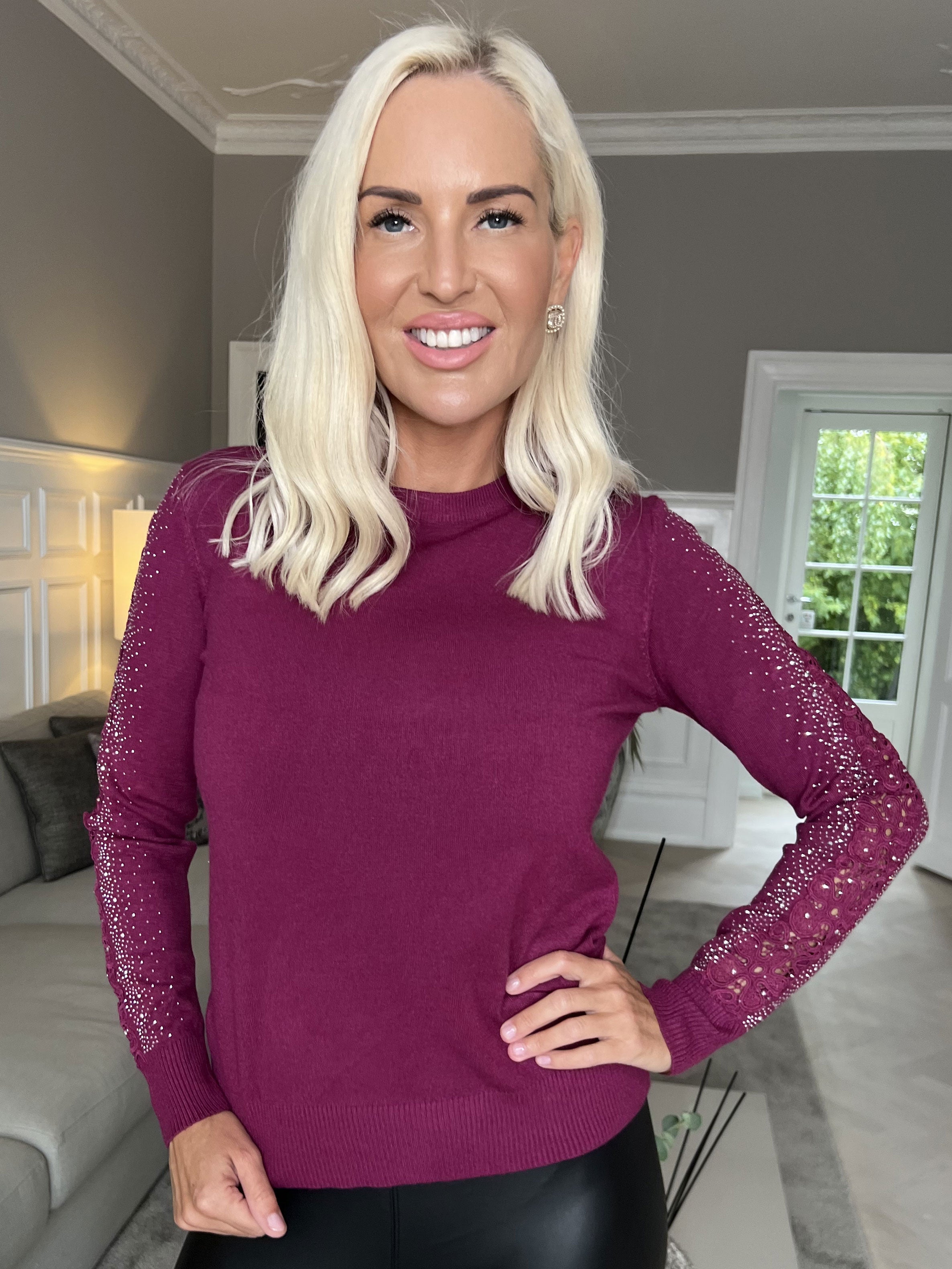 Martine - Mjuk tröja med broderade detaljer och strass på ärmarna