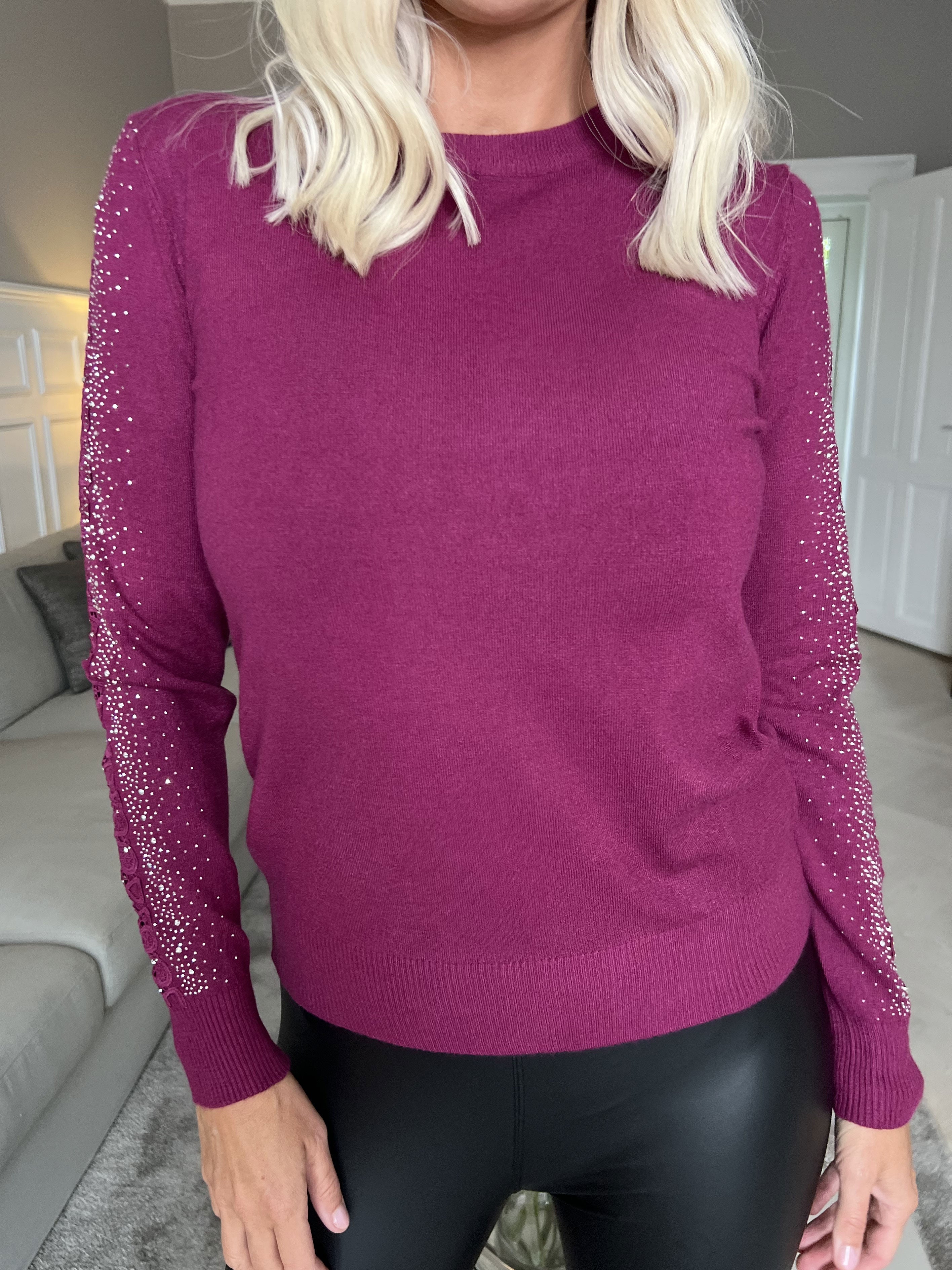 Martine - Mjuk tröja med broderade detaljer och strass på ärmarna