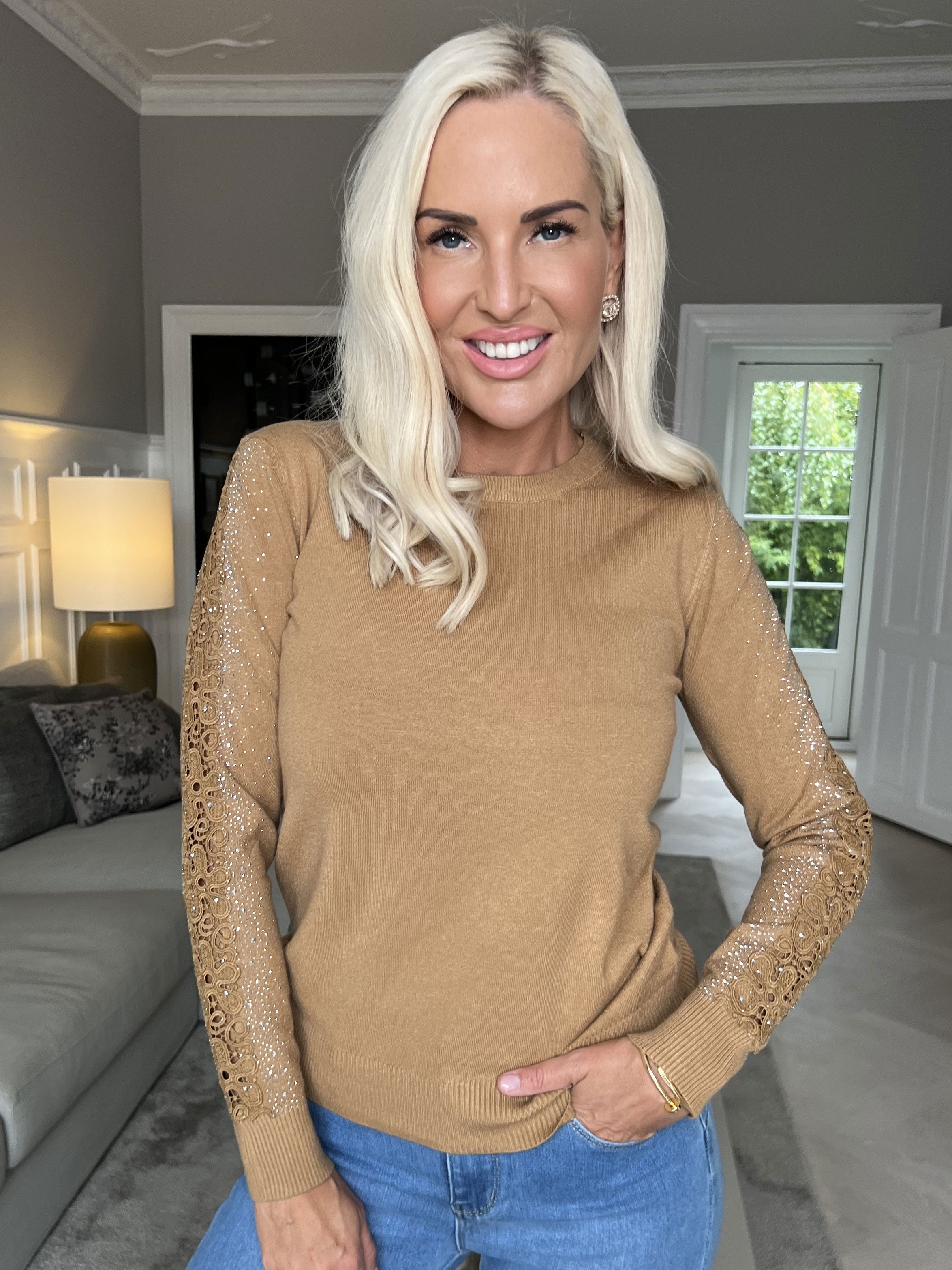 Martine - Mjuk tröja med broderade detaljer och strass på ärmarna