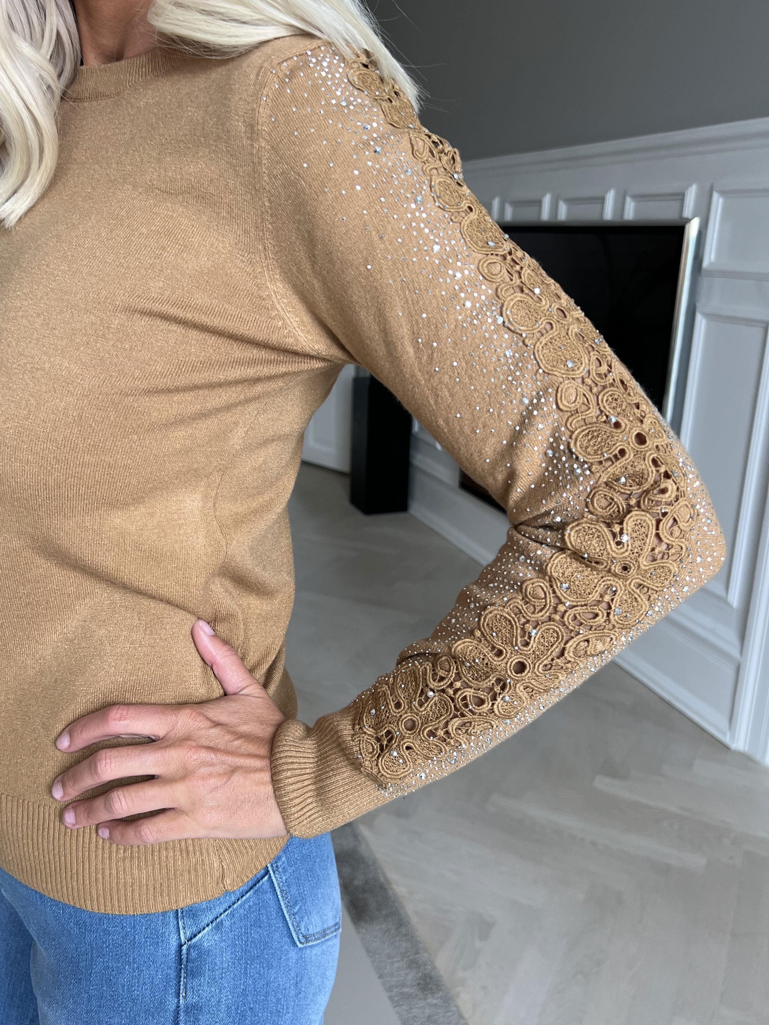 Martine - Mjuk tröja med broderade detaljer och strass på ärmarna