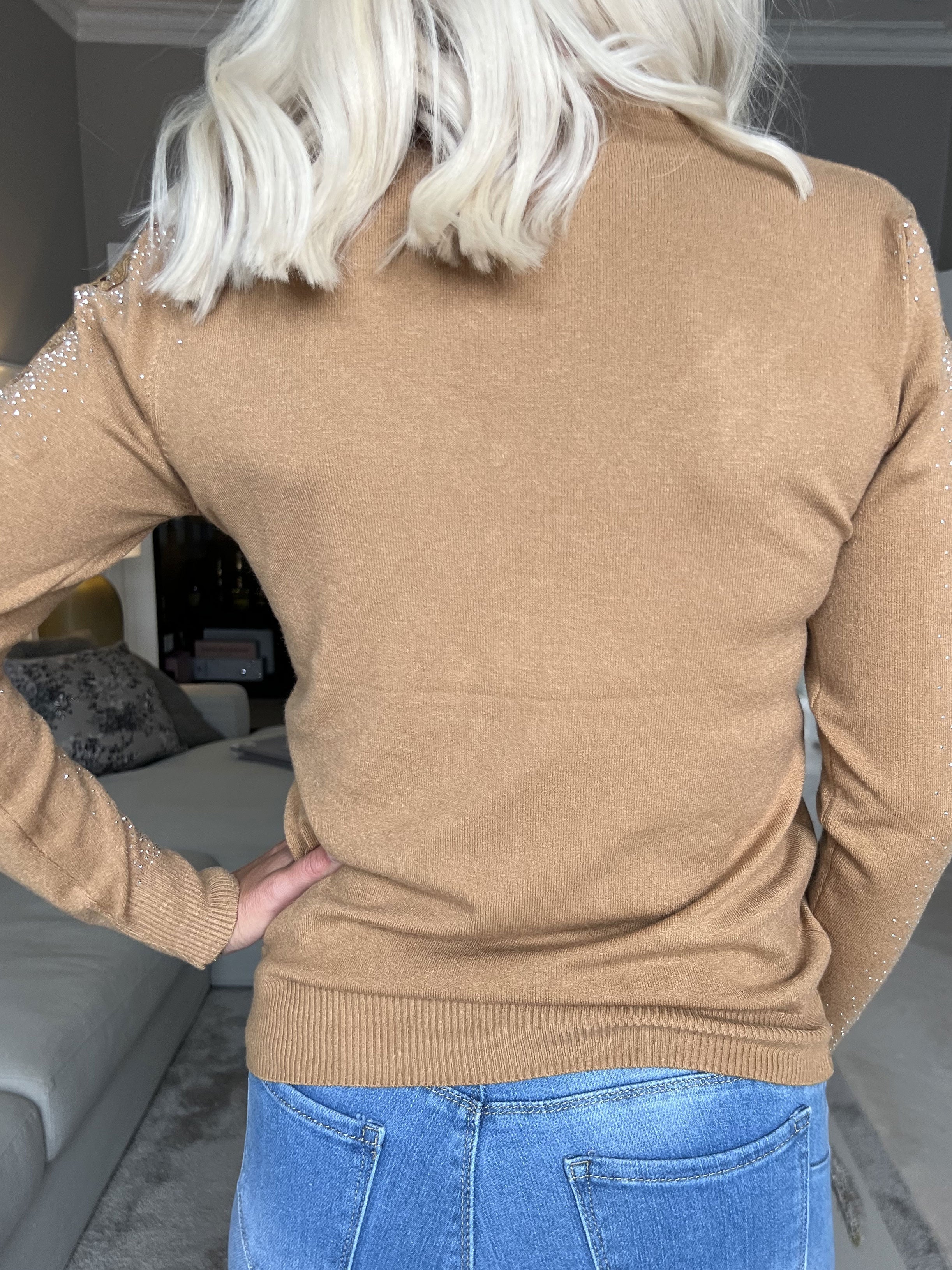 Martine - Mjuk tröja med broderade detaljer och strass på ärmarna