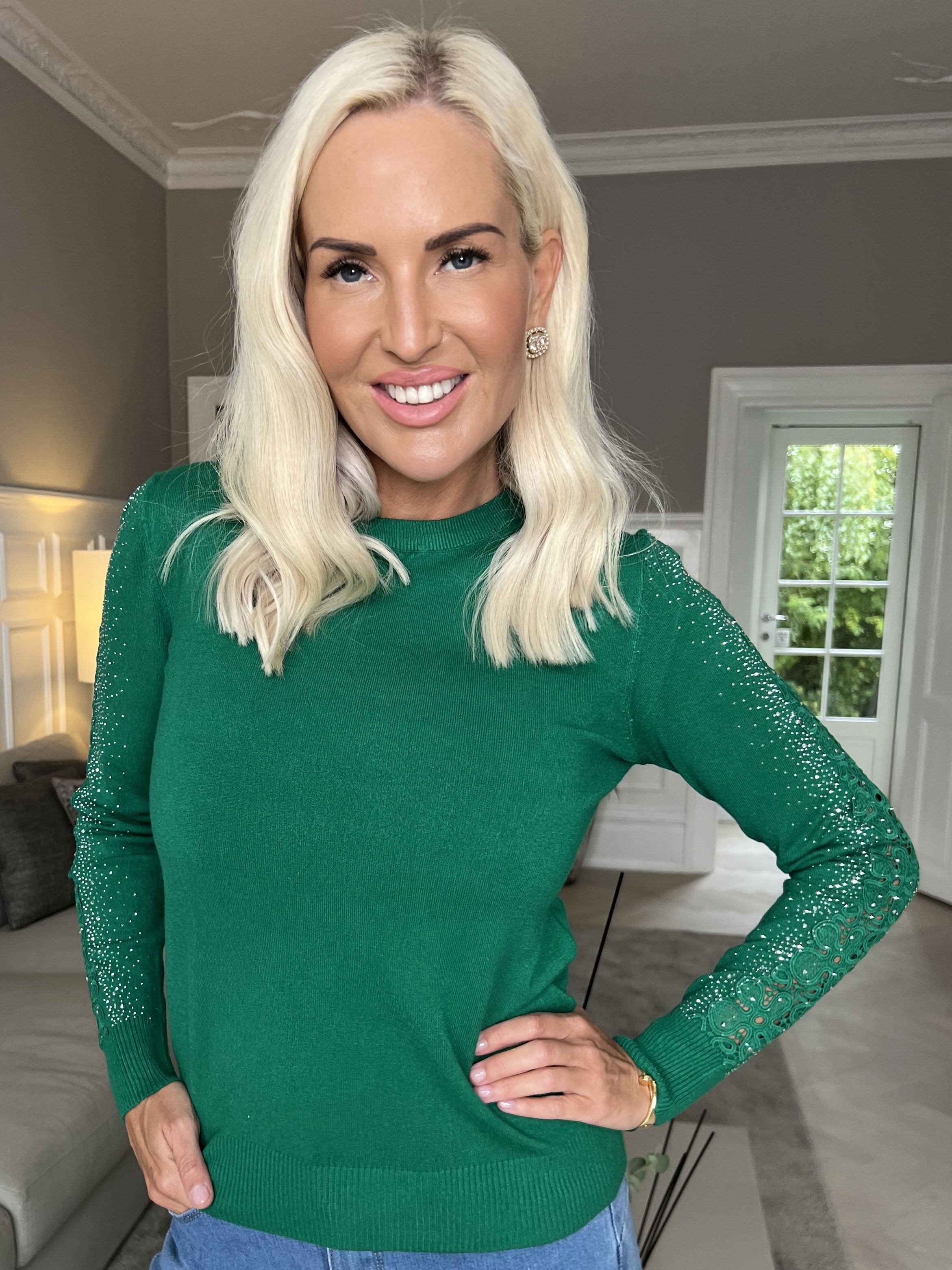 Martine - Mjuk tröja med broderade detaljer och strass på ärmarna
