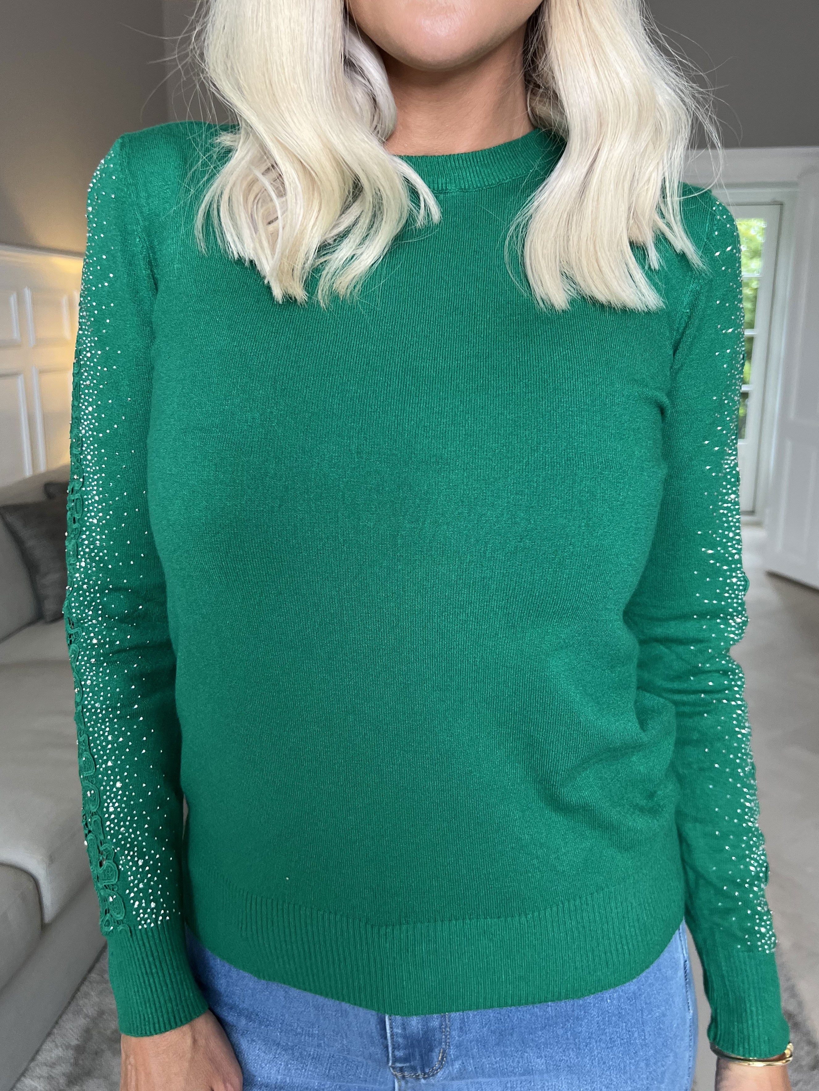Martine - Mjuk tröja med broderade detaljer och strass på ärmarna