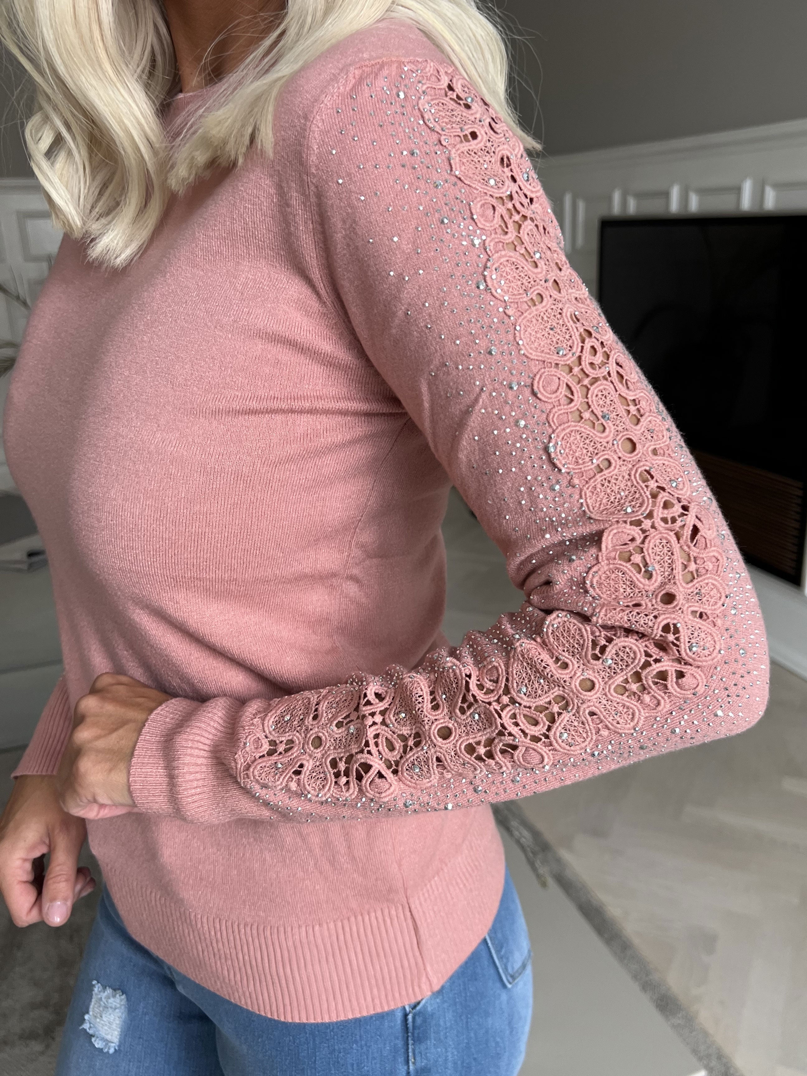Martine - Mjuk tröja med broderade detaljer och strass på ärmarna