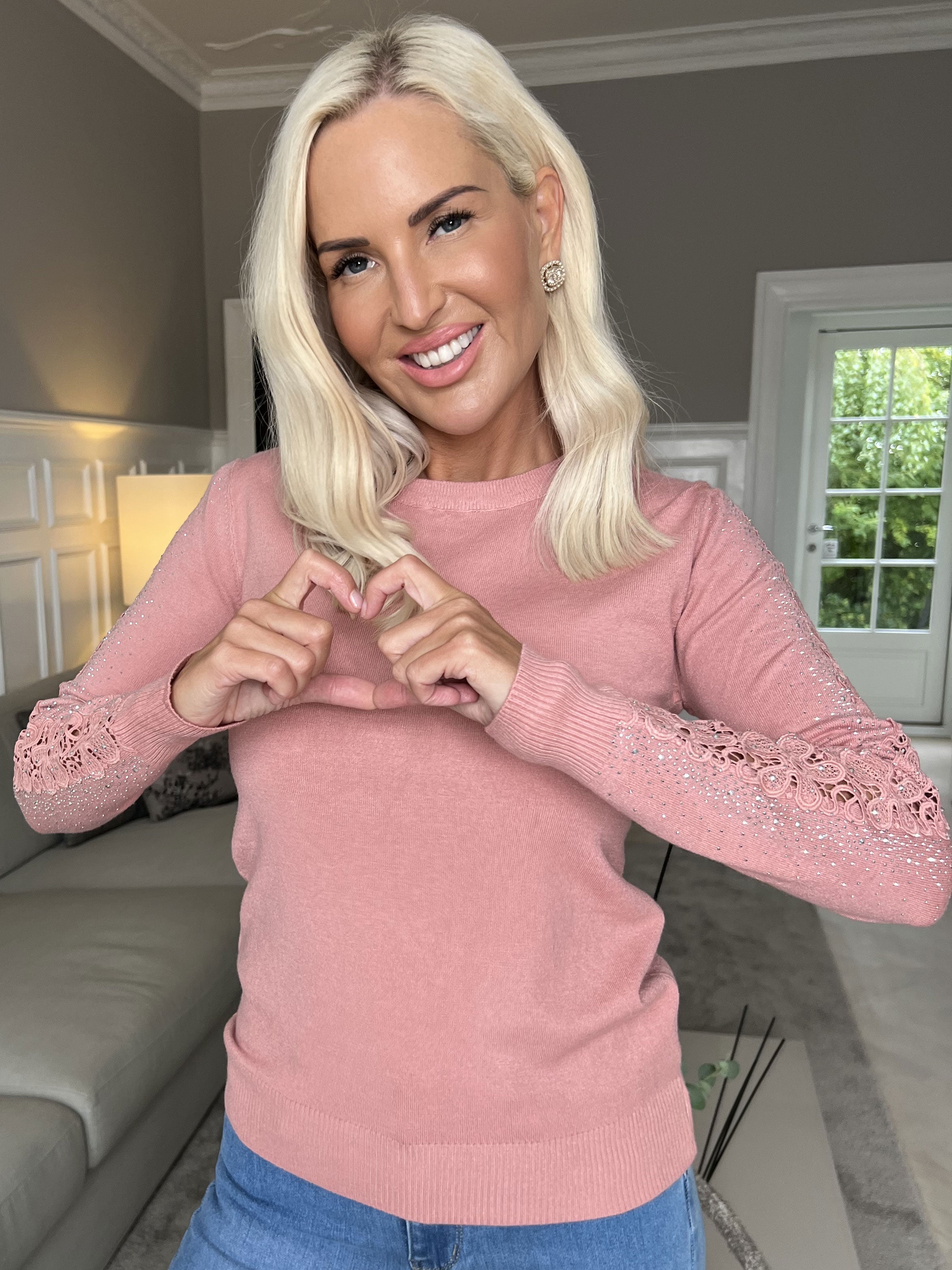 Martine - Mjuk tröja med broderade detaljer och strass på ärmarna