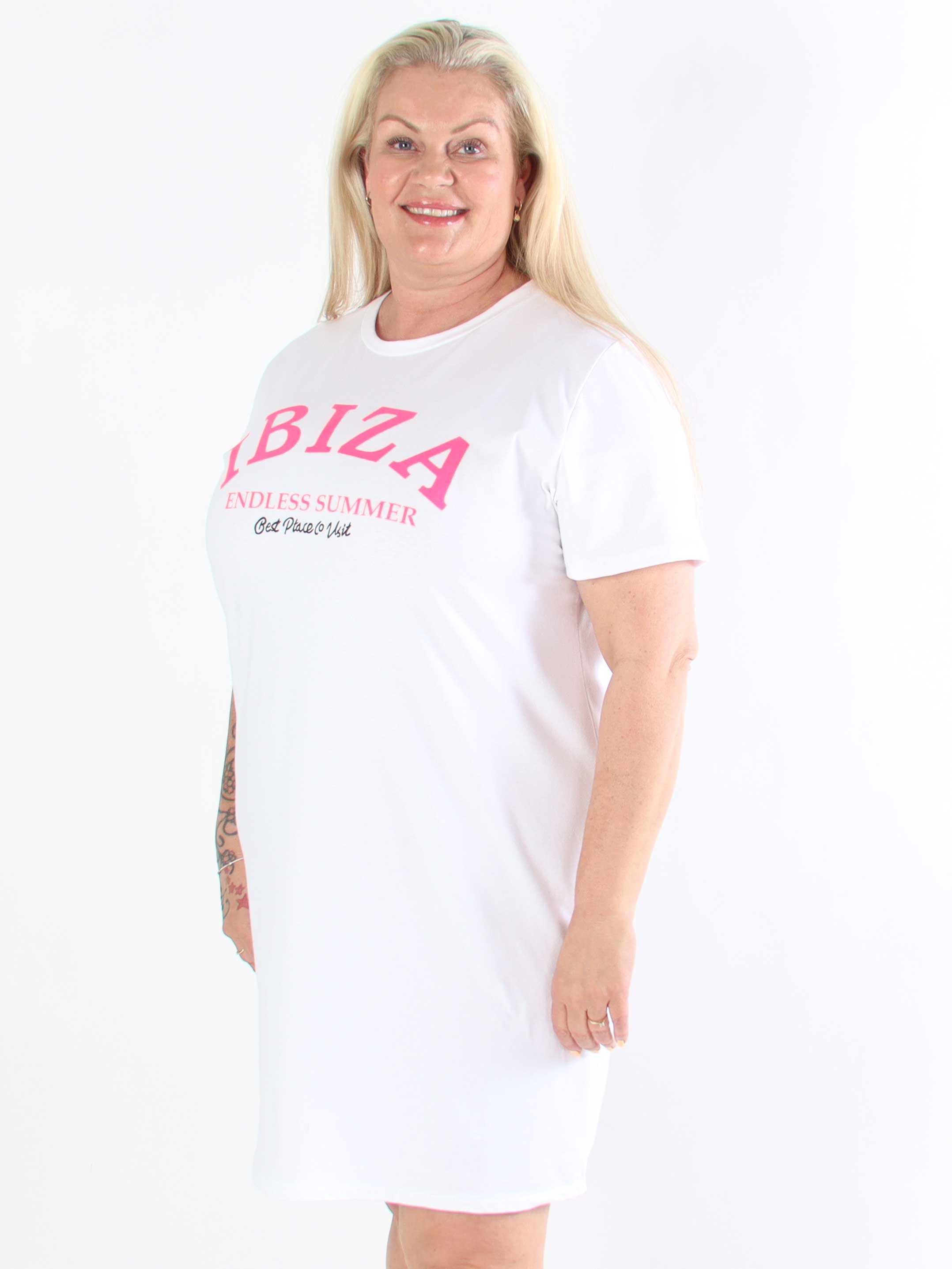 Matilda - T-shirt klänning i bomull med Ibiza skrivet