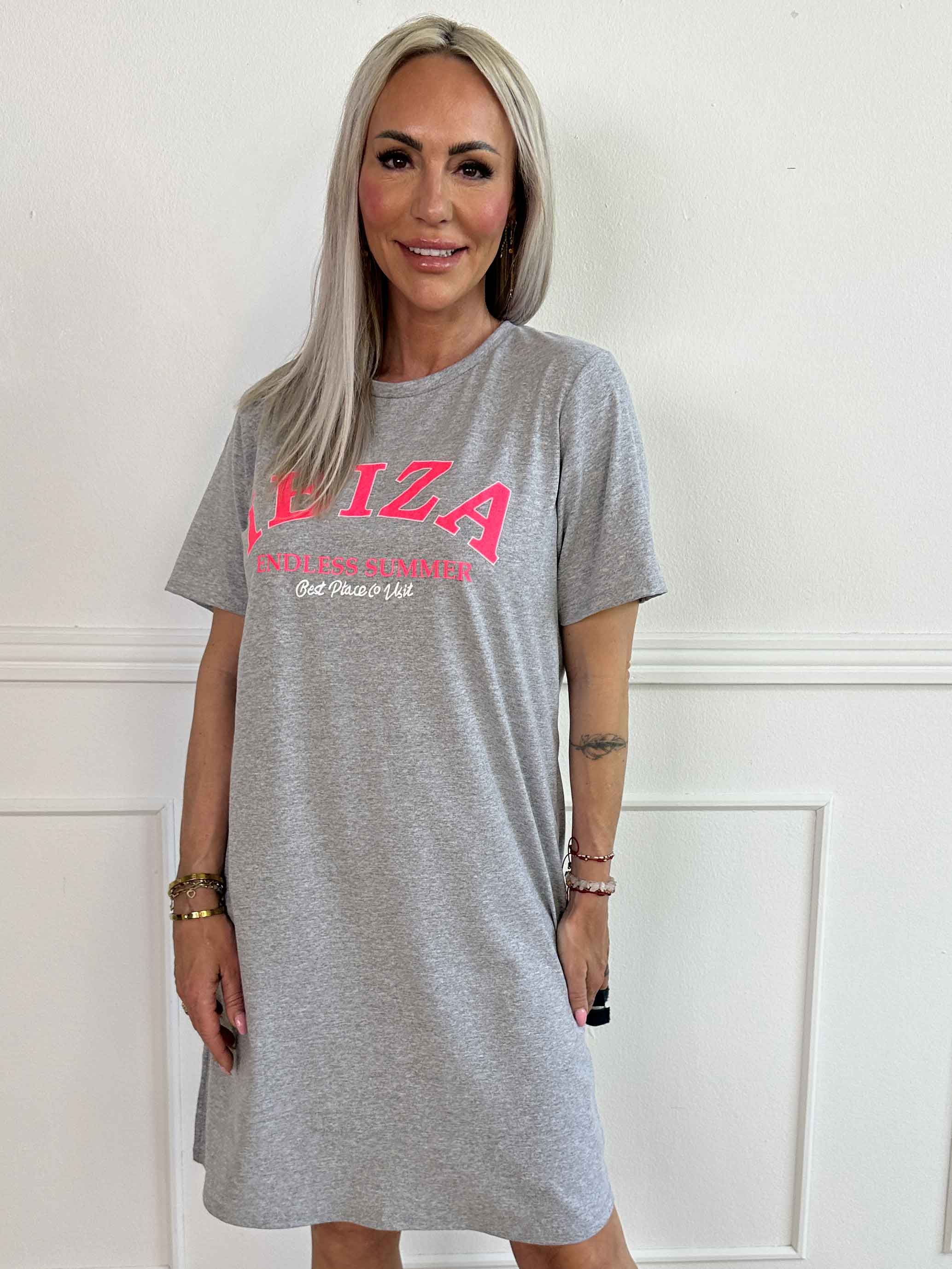 Matilda - T-shirt klänning i bomull med Ibiza skrivet