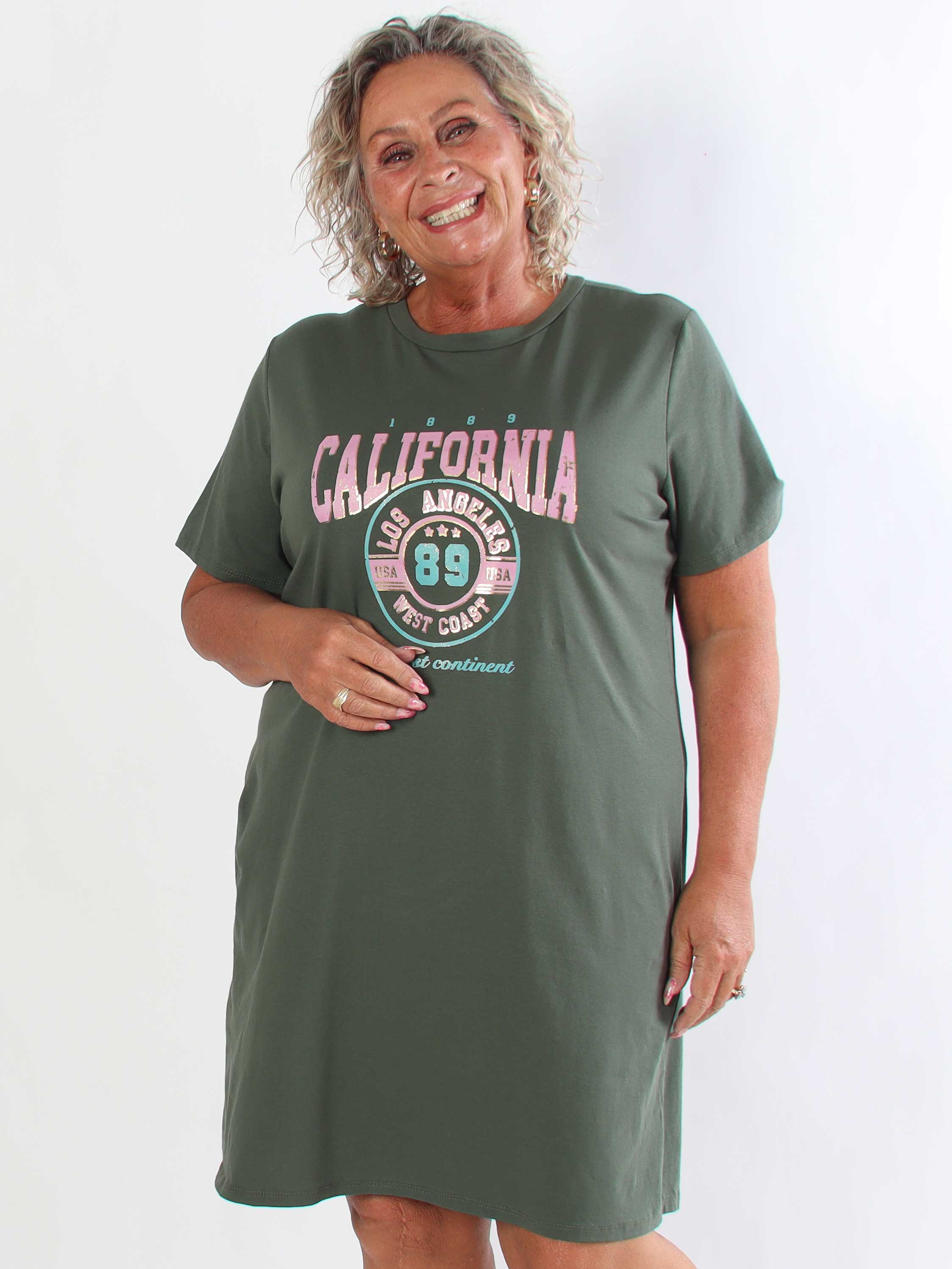 Meriam - Plus size t-shirtklänning med ett coolt, amerikanskinspirerat tryck