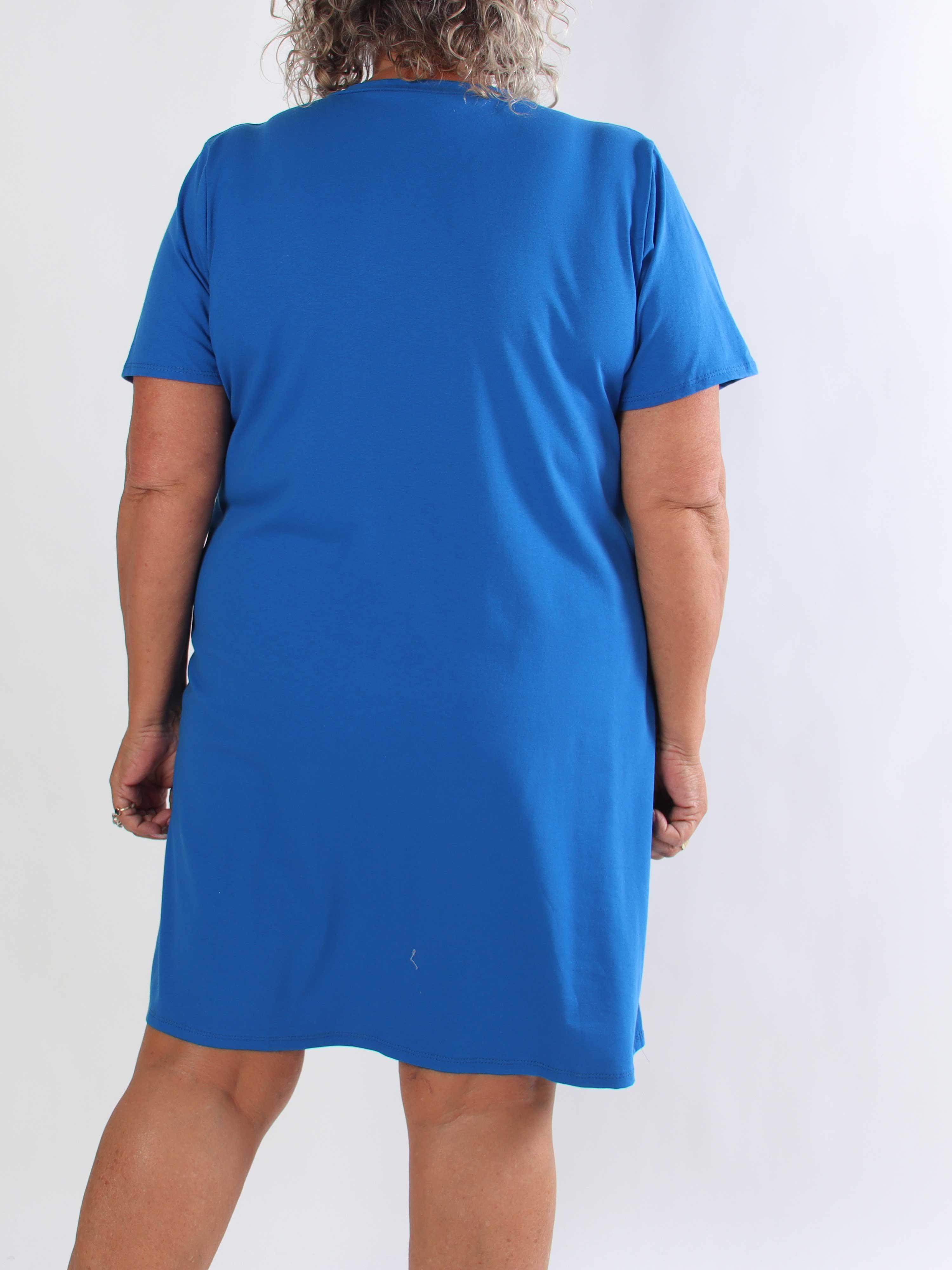 Meriam - Plus size t-shirtklänning med ett coolt, amerikanskinspirerat tryck