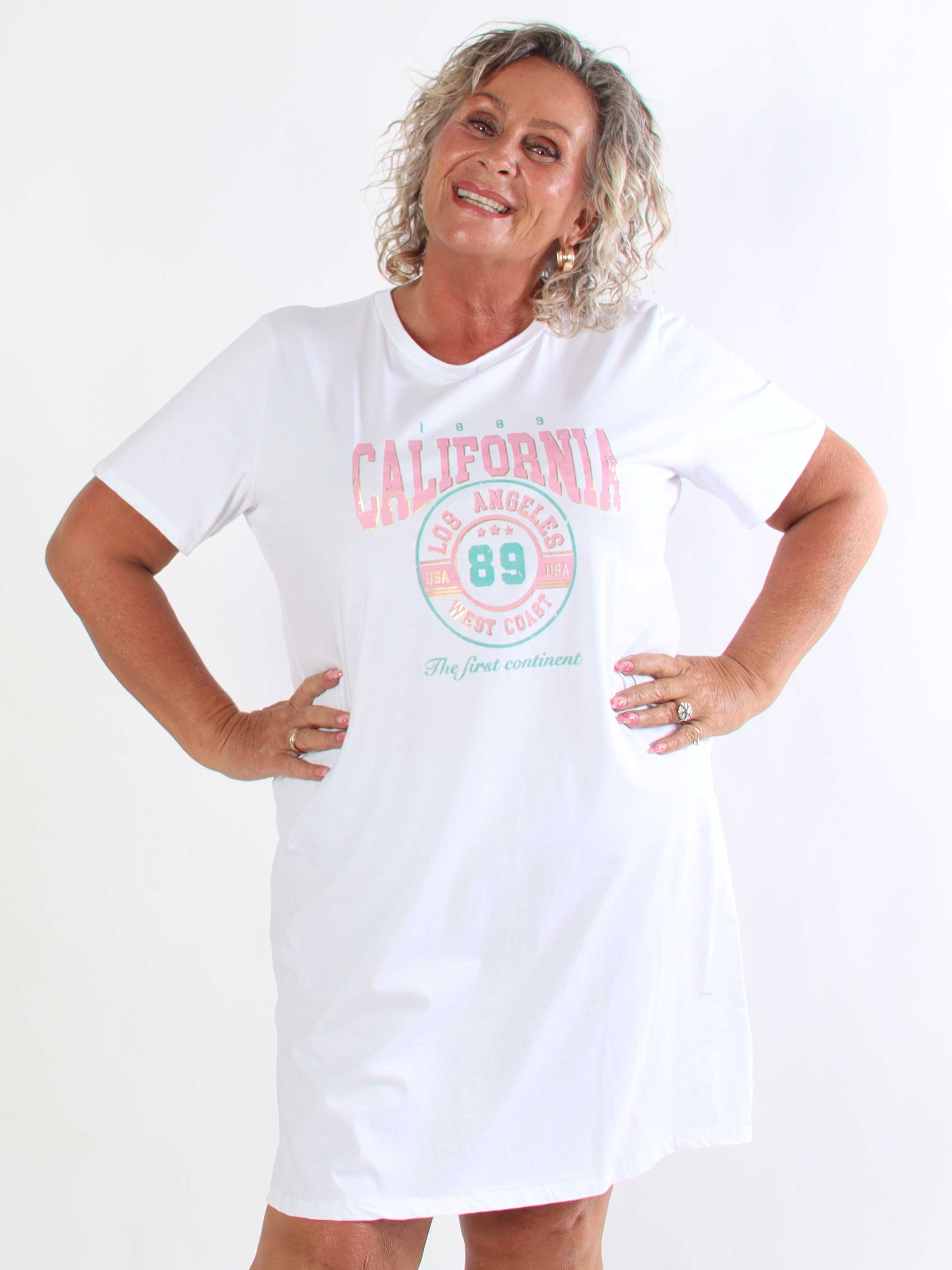 Meriam - Plus size t-shirtklänning med ett coolt, amerikanskinspirerat tryck