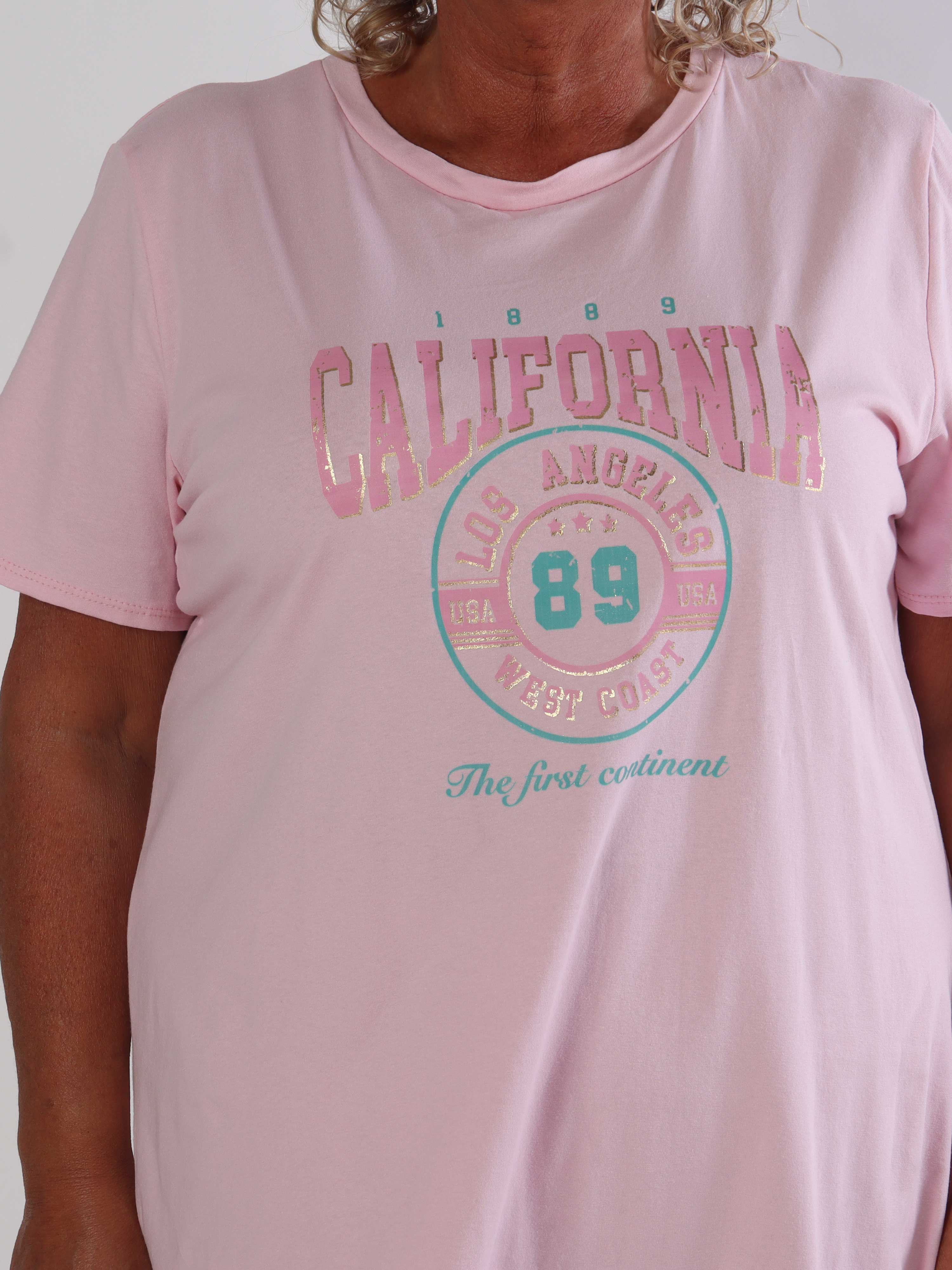 Meriam - Plus size t-shirtklänning med ett coolt, amerikanskinspirerat tryck