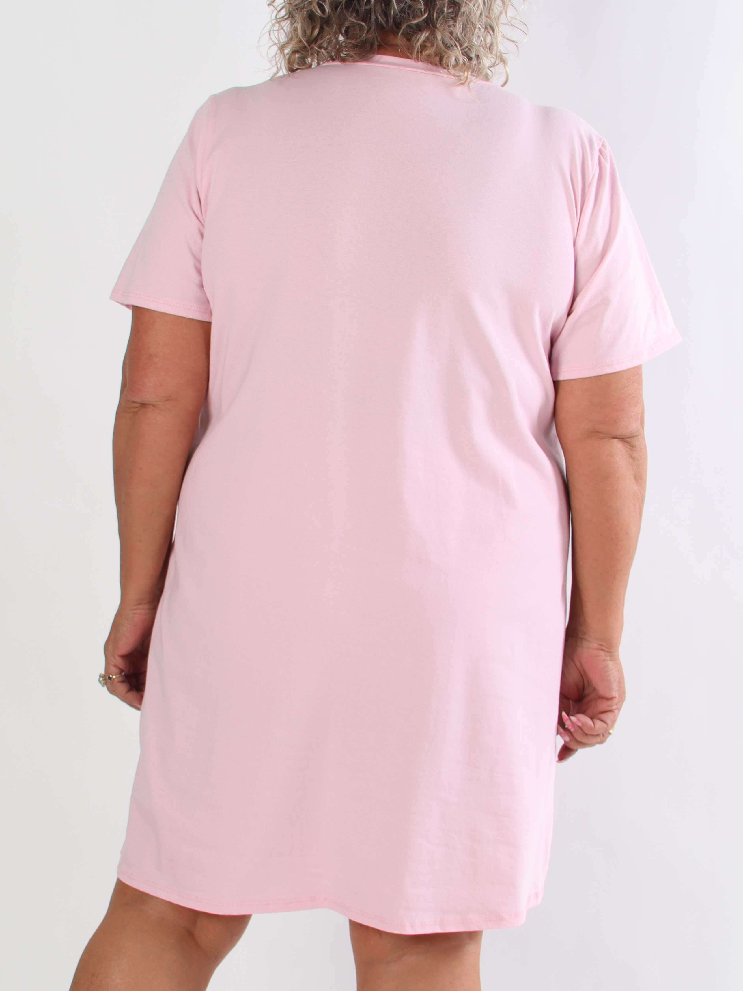 Meriam - Plus size t-shirtklänning med ett coolt, amerikanskinspirerat tryck