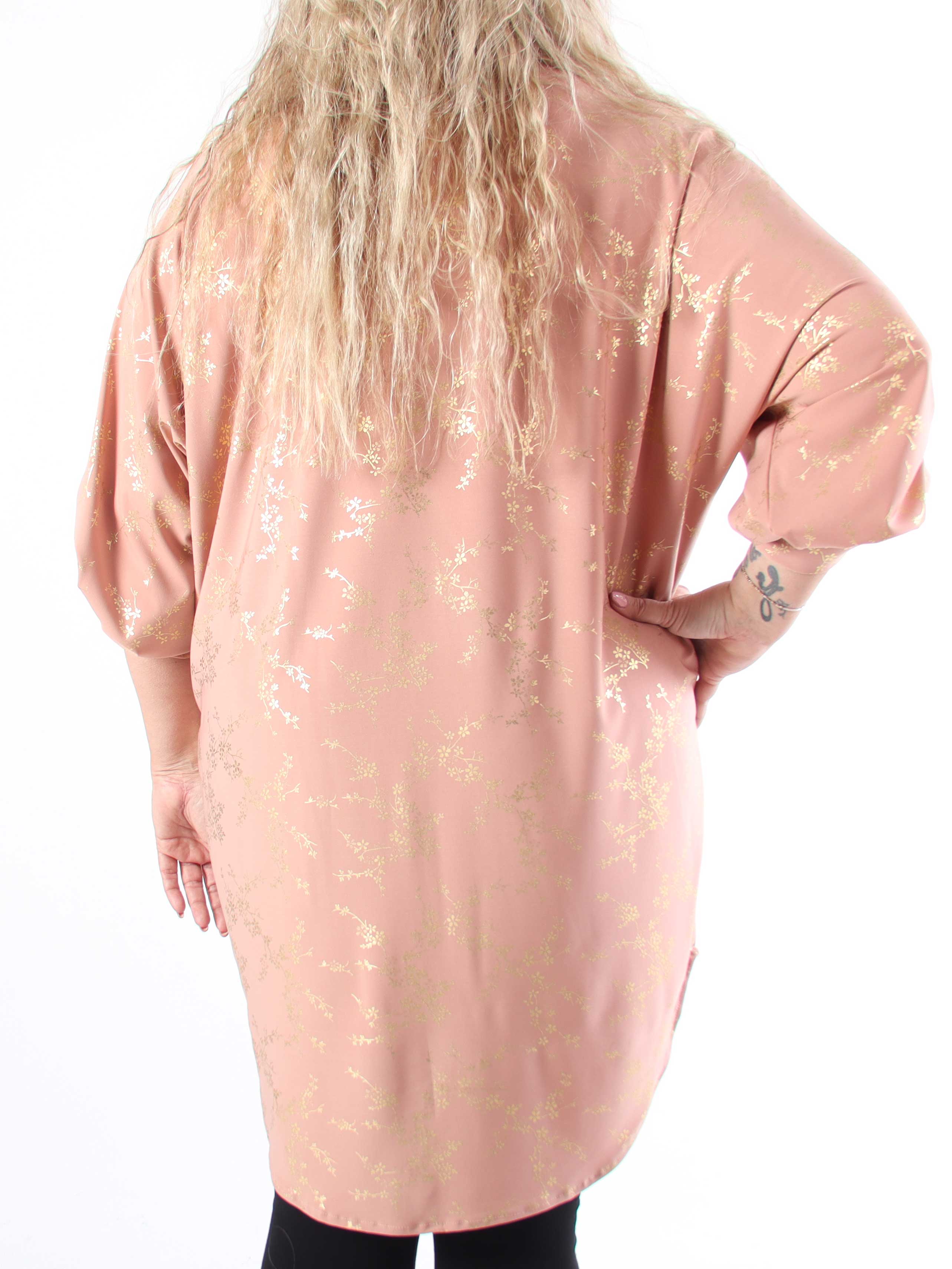 Mia Gold - Skjortklänning i plus size med resår och gulddetaljer