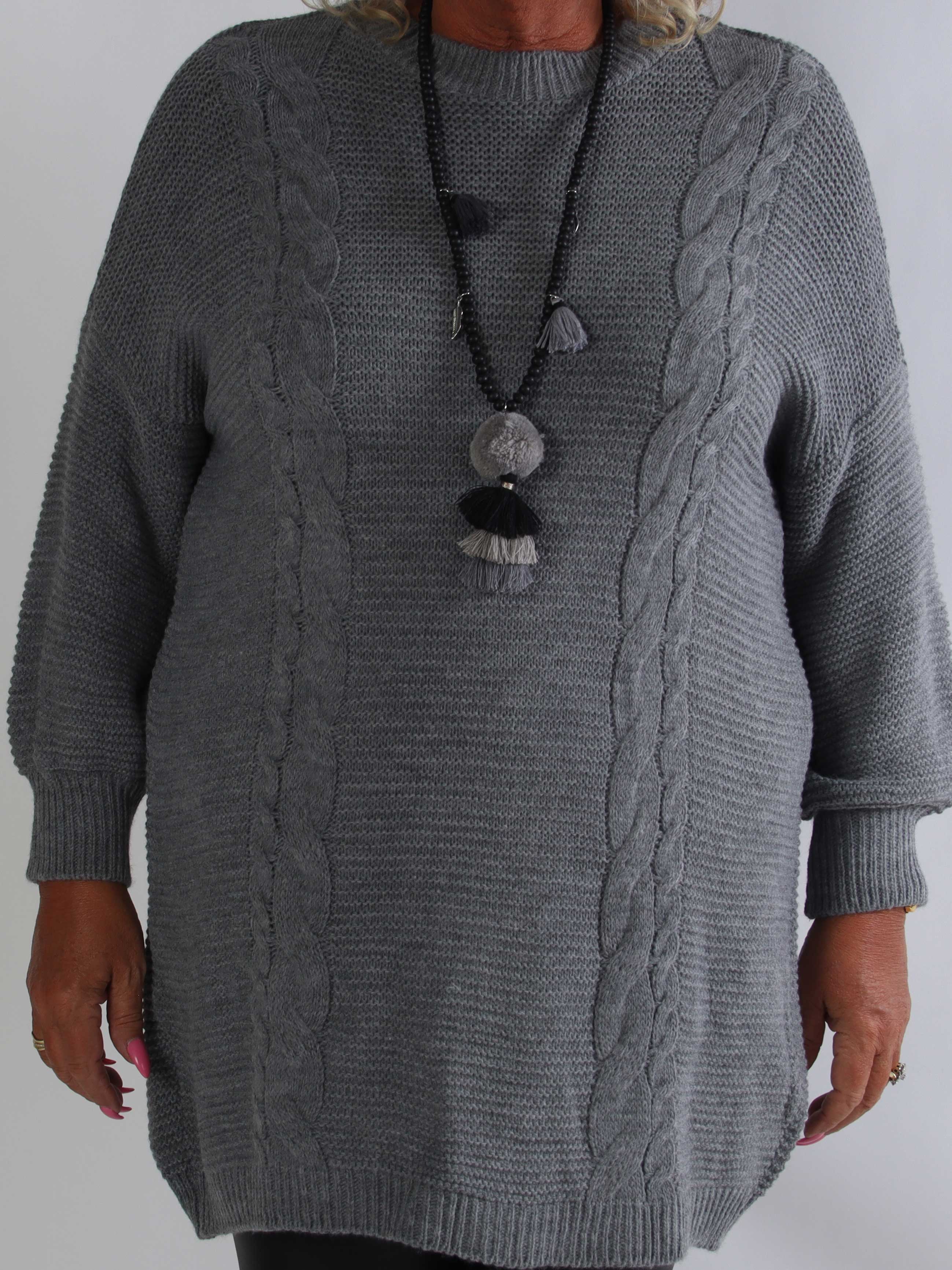 Mila - Plus size strikkjole med kabelstrik langs siderne