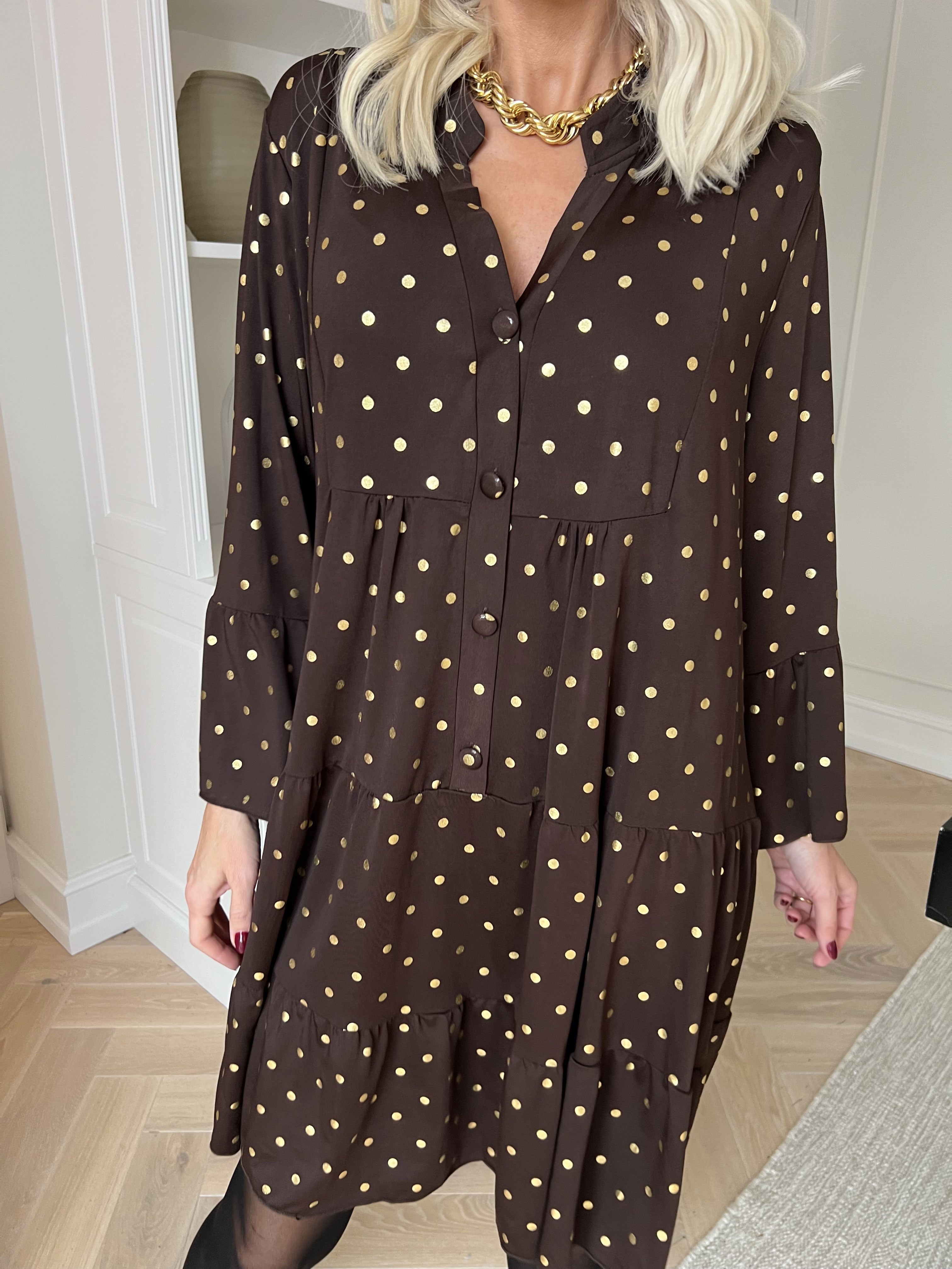 Milania Dot - Elastisk klänning med guldprickar och volanglager