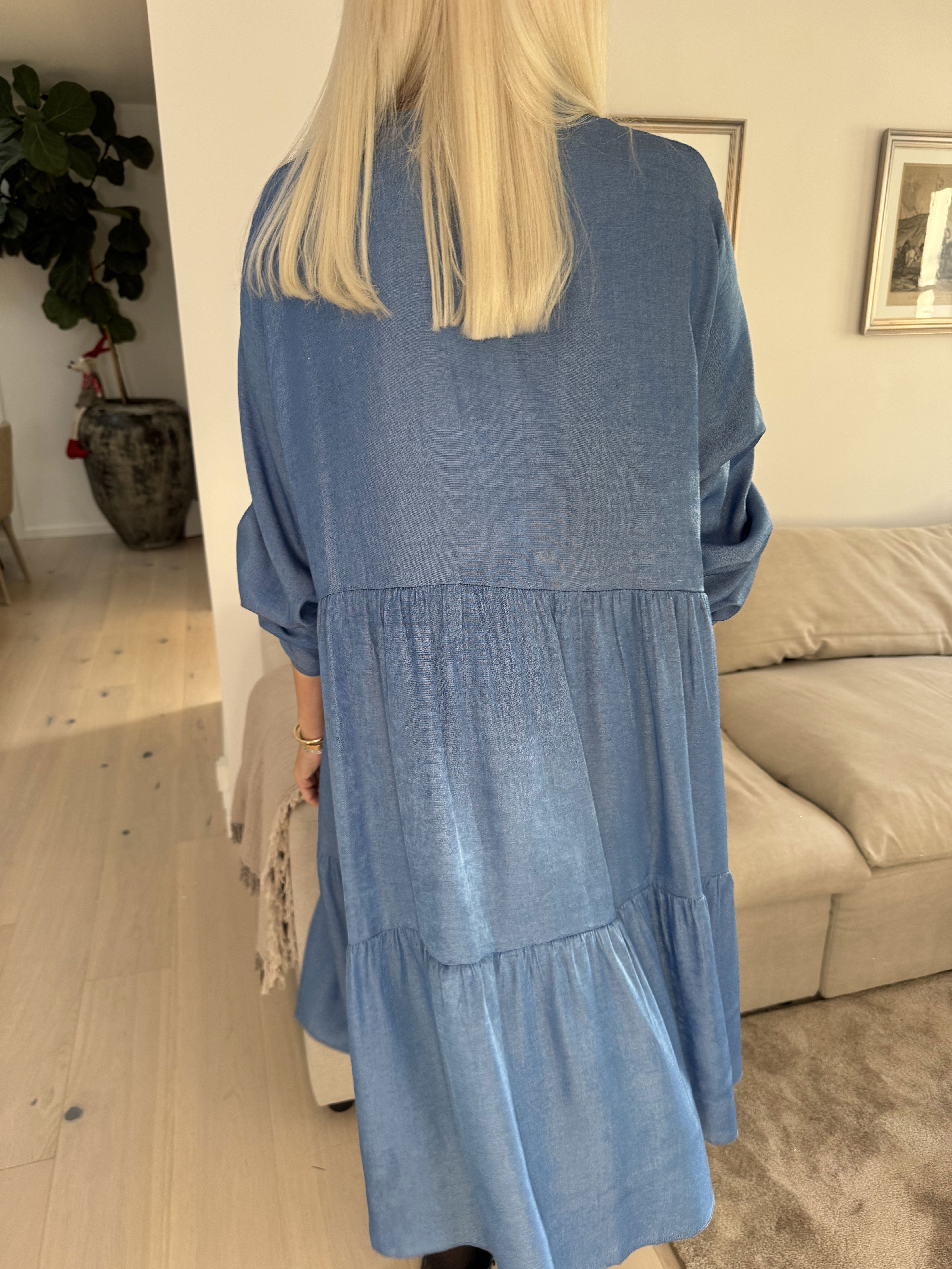 Milano Denim Midi - Söt viskosklänning med lager-på-lager-look