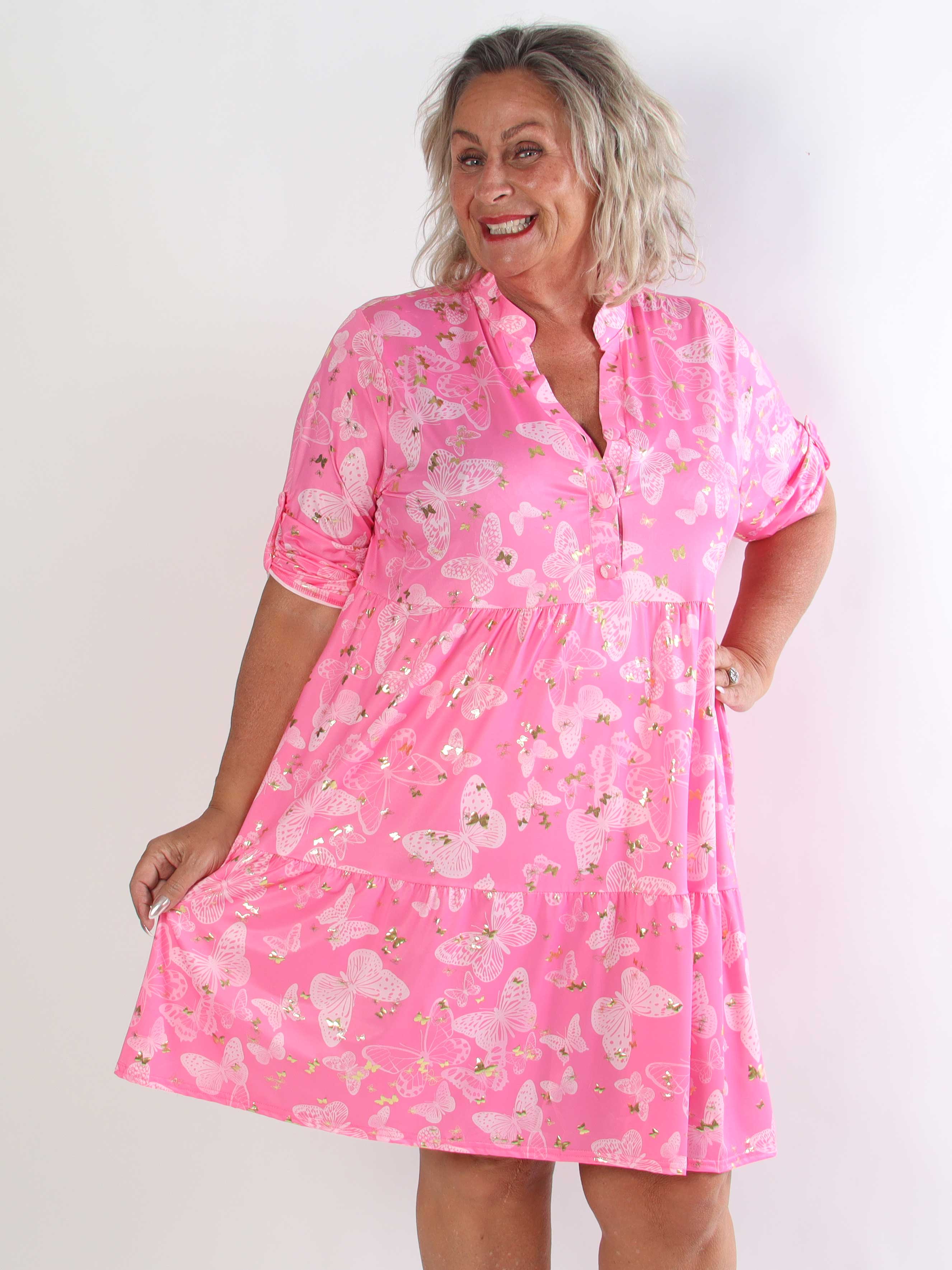 Milano Butterfly Midi - Elastisk plus size kjole med sødt sommerfugleprint og A-facon