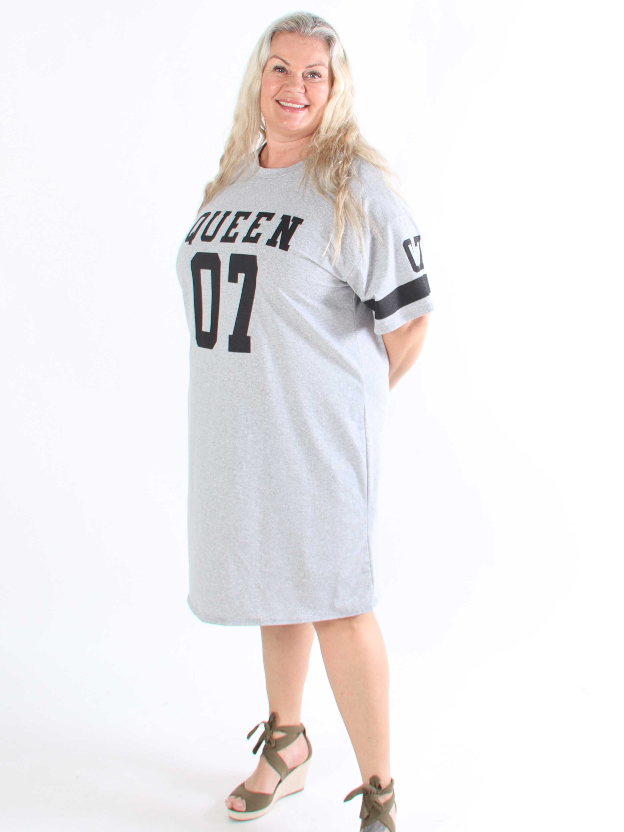 Millie - Plus size queen t-shirtklänning i mjuk bomull