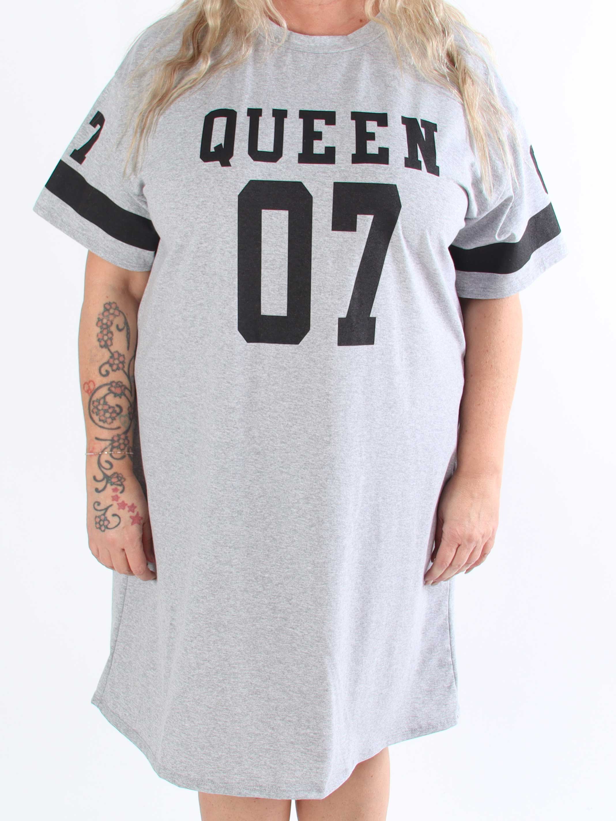 Millie - Plus size queen t-shirtklänning i mjuk bomull