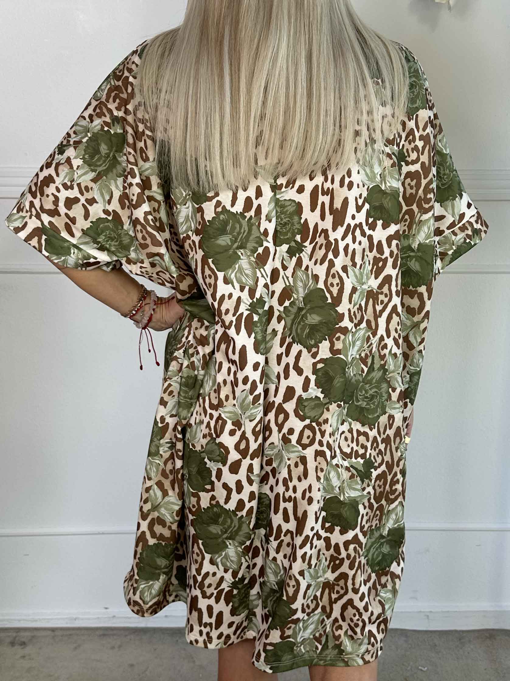 Mintu Leo Dress - T-shirtklänning i mjuk bomull med leopardtryck