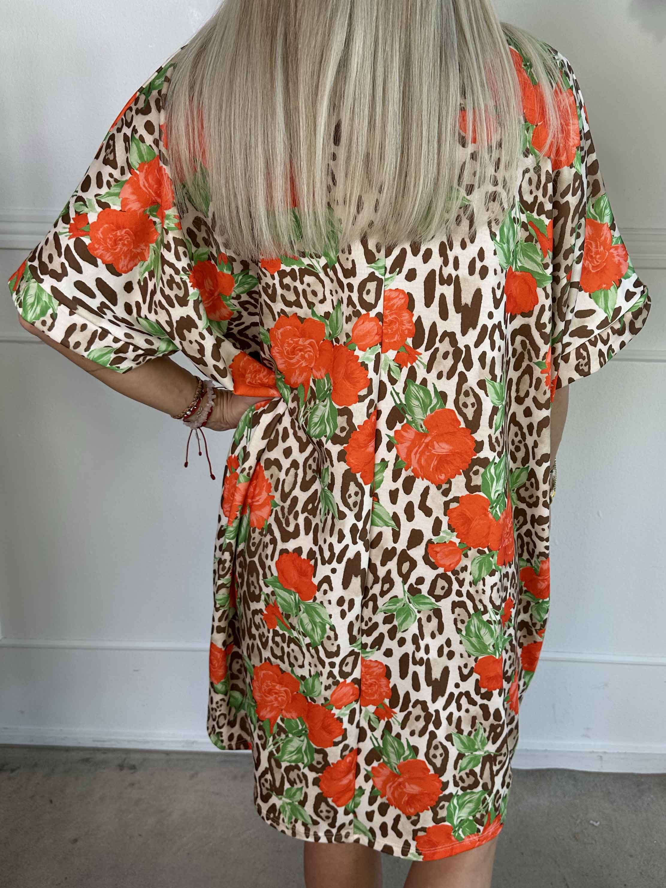 Mintu Leo Dress - T-shirtklänning i mjuk bomull med leopardtryck