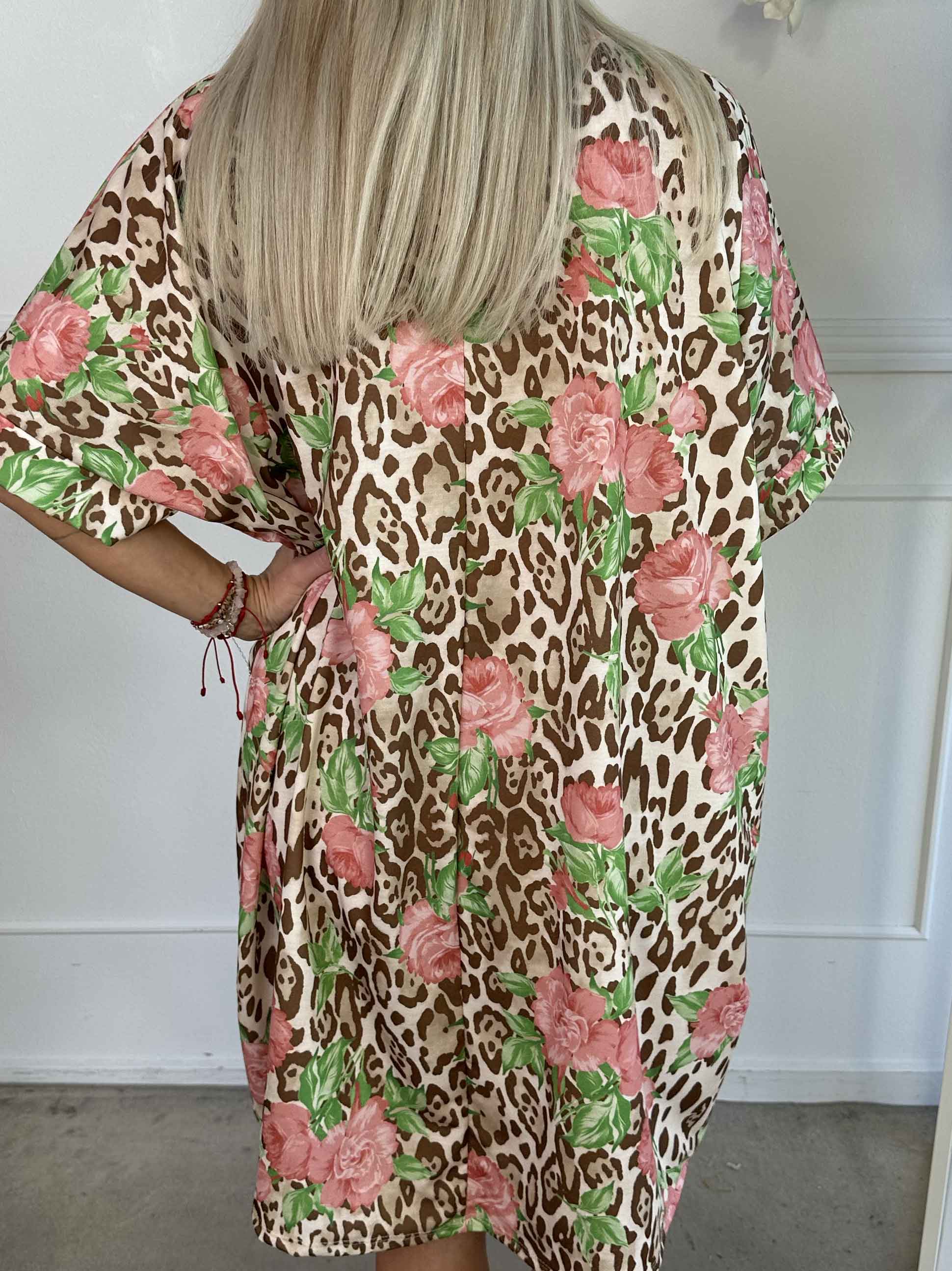 Mintu Leo Dress - T-shirtklänning i mjuk bomull med leopardtryck