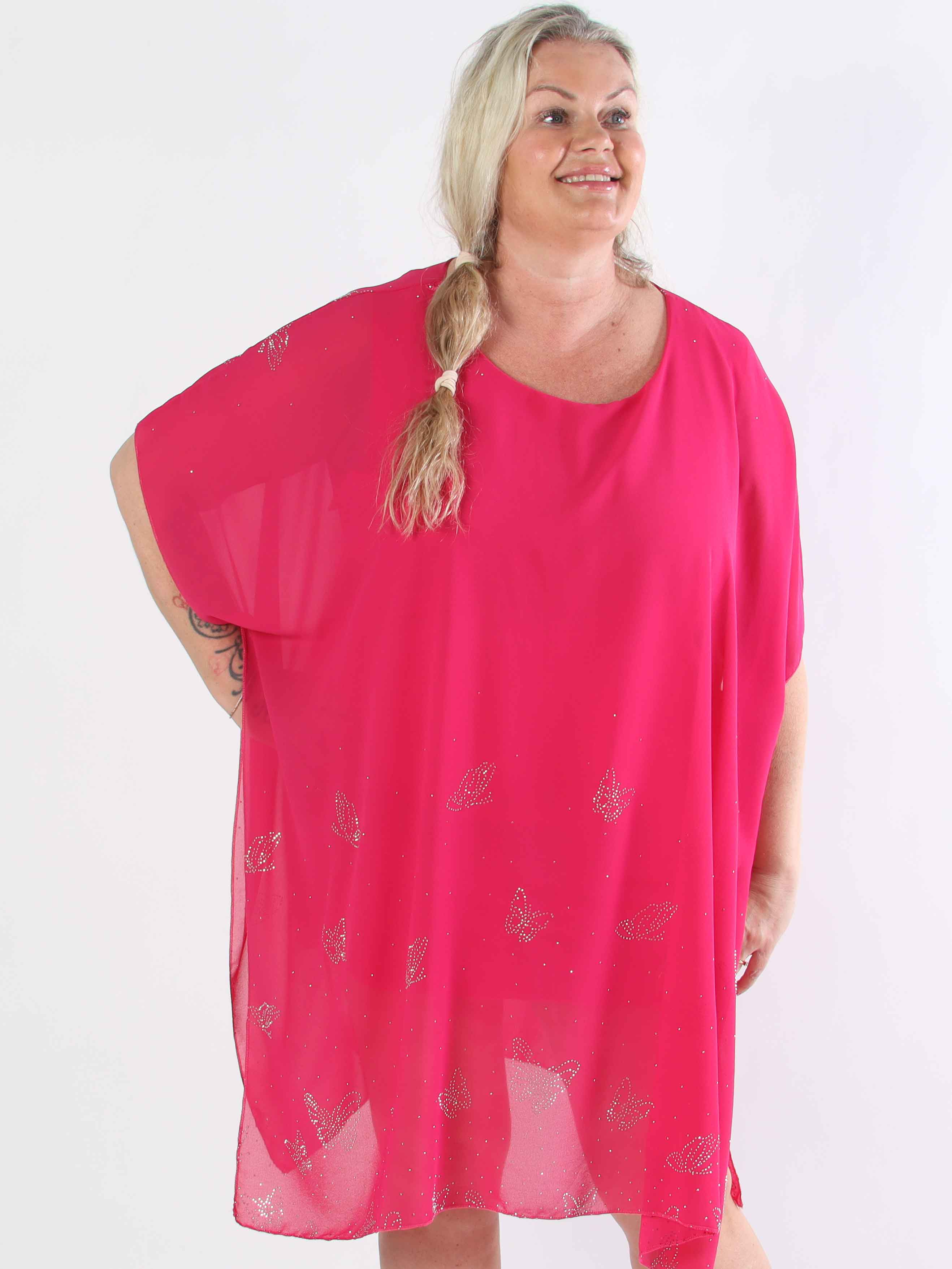 Mirabella Crystal - Tunikaklänning i plus size med chiffonglager och skenbart släp