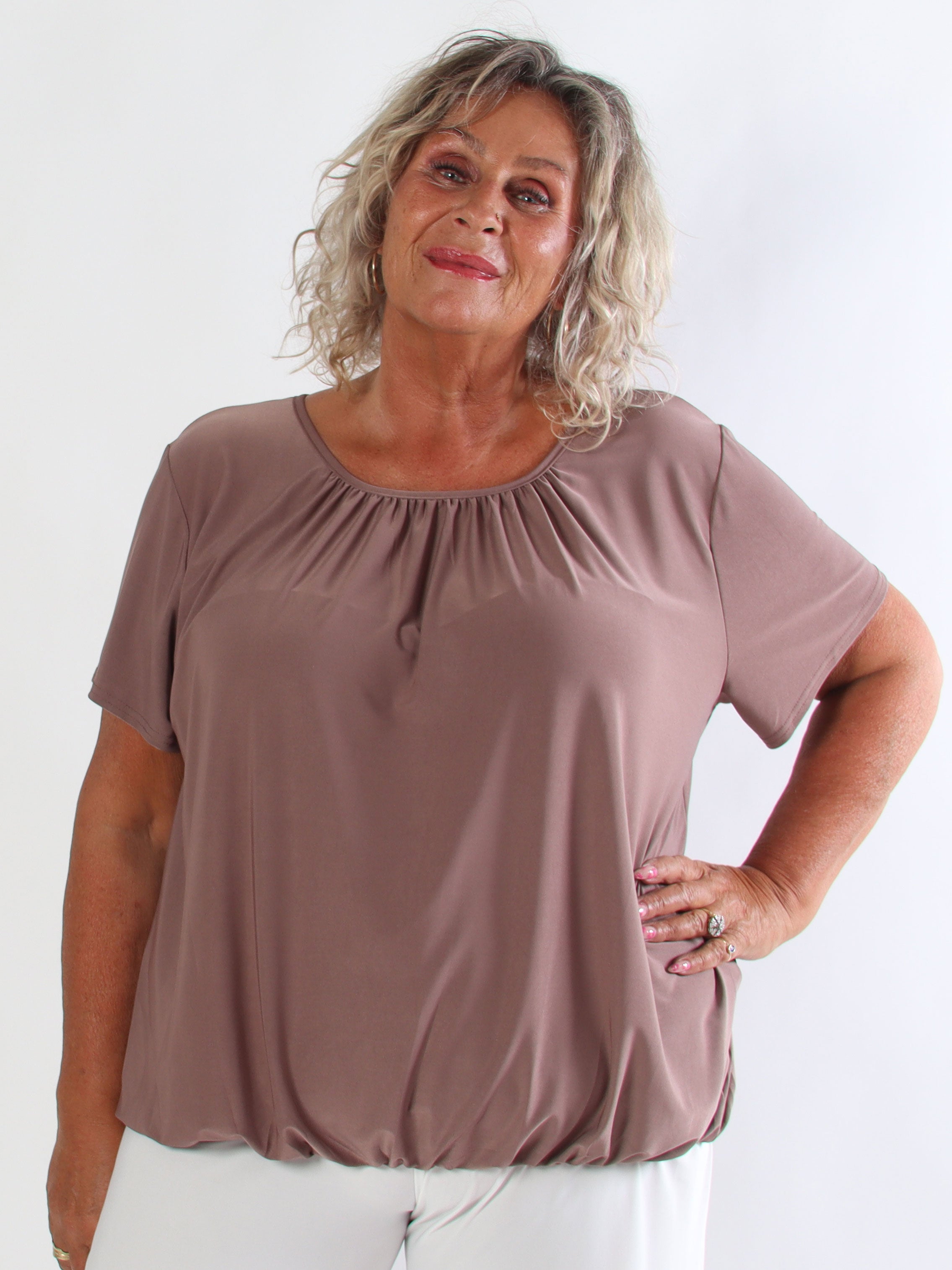 Miracle Basic – Den härligaste bas plus size t-shirten med elastisk nederkant