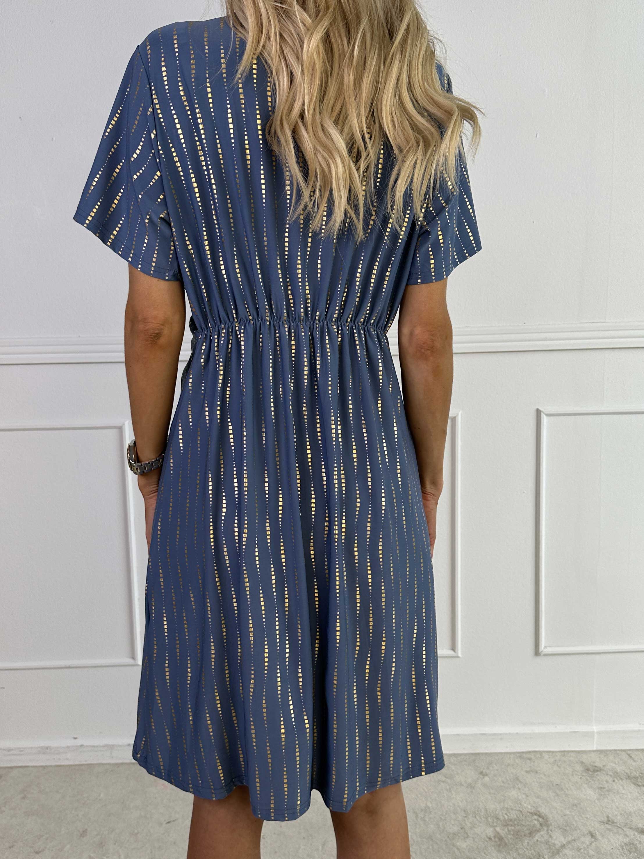 Molly Dot Pattern Short - Klänning i stretchigt tyg med knytdetalj och guldtryck