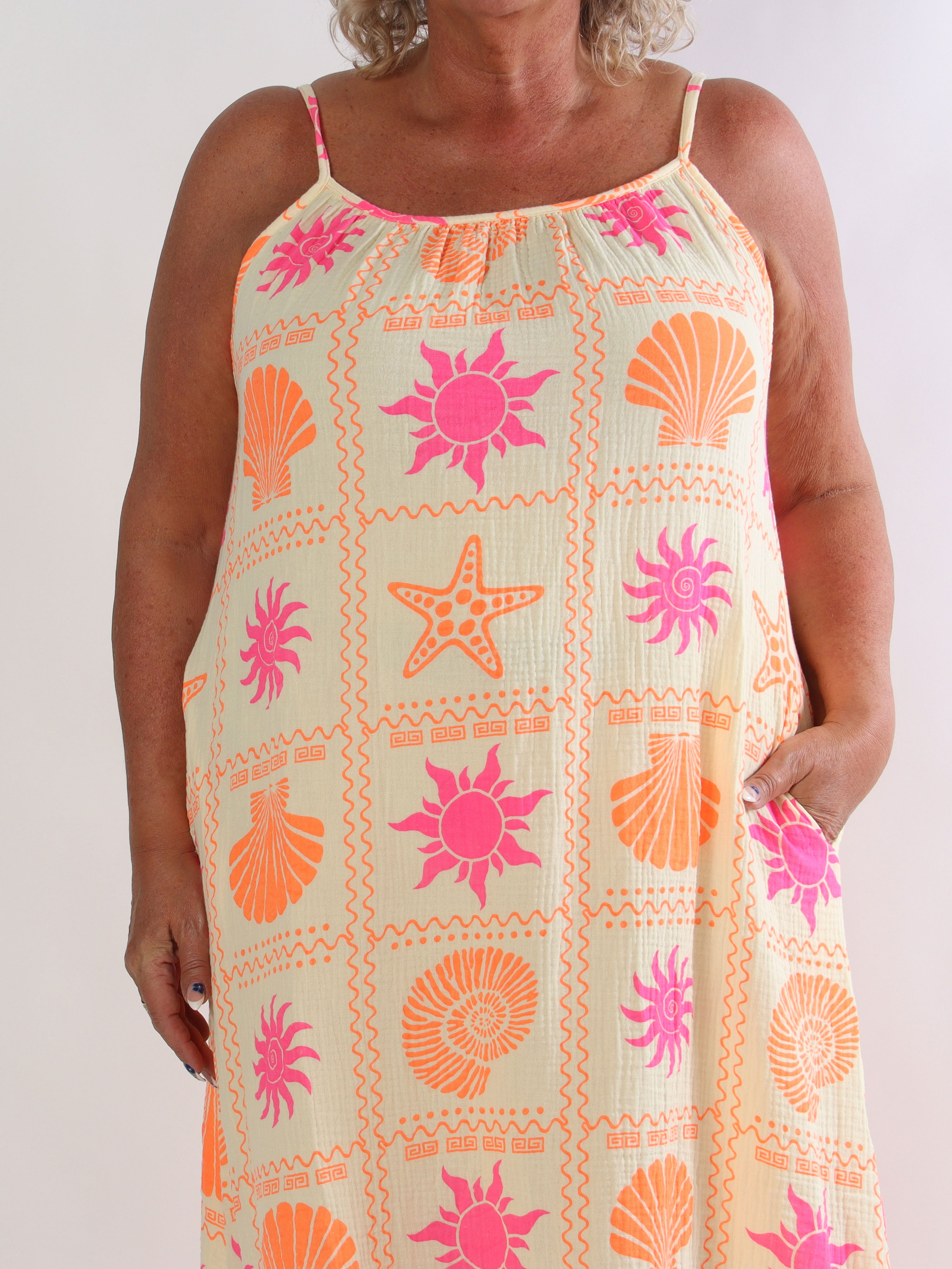 Monica - Plus size sommarklänning i härligt muslintyg med färgglada sommarmotiv