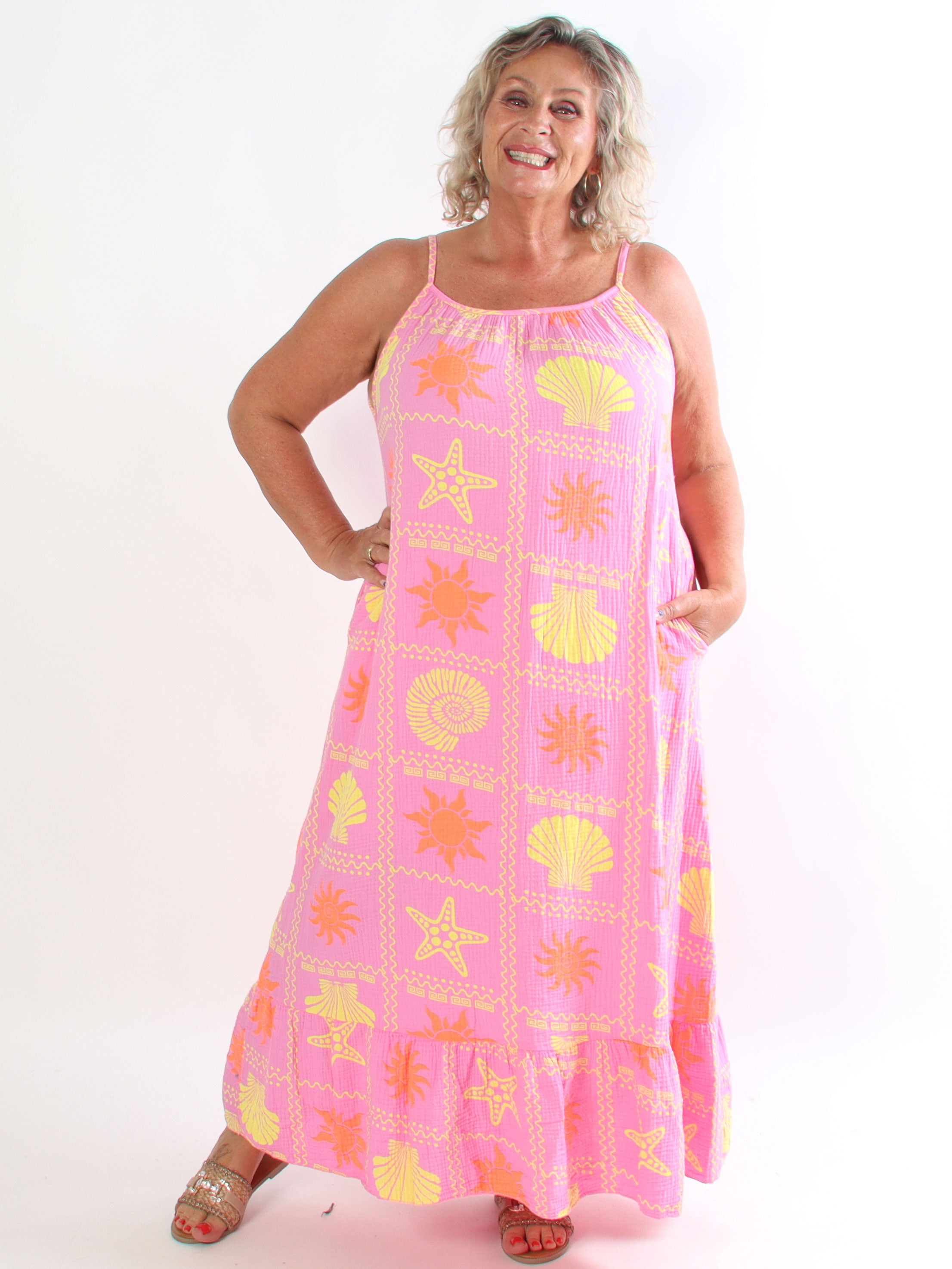 Monica - Plus size sommarklänning i härligt muslintyg med färgglada sommarmotiv