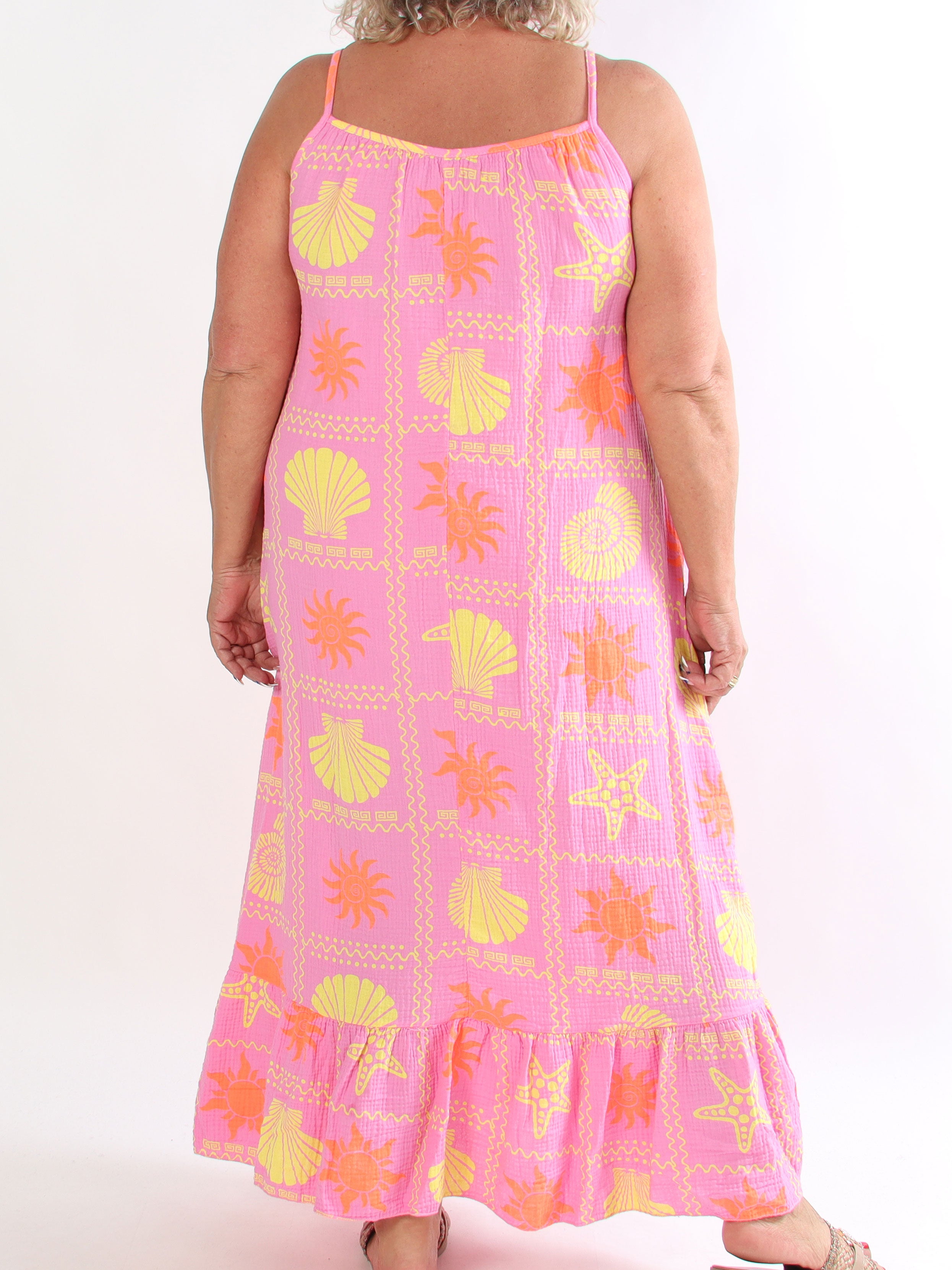 Monica - Plus size sommarklänning i härligt muslintyg med färgglada sommarmotiv