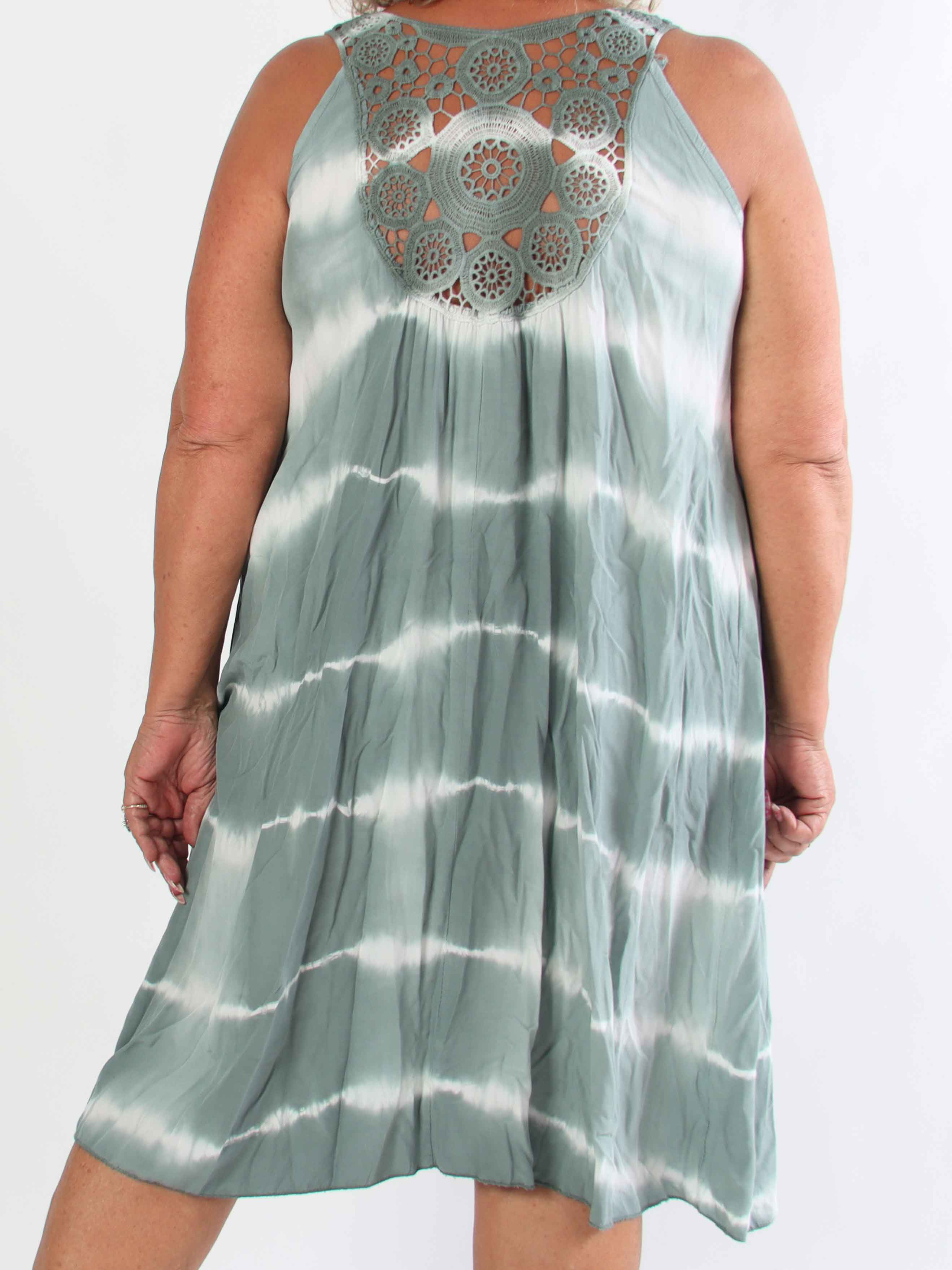 Nabila - Plus size sommerkjole i bomuld med batikmønster og broderet ryg