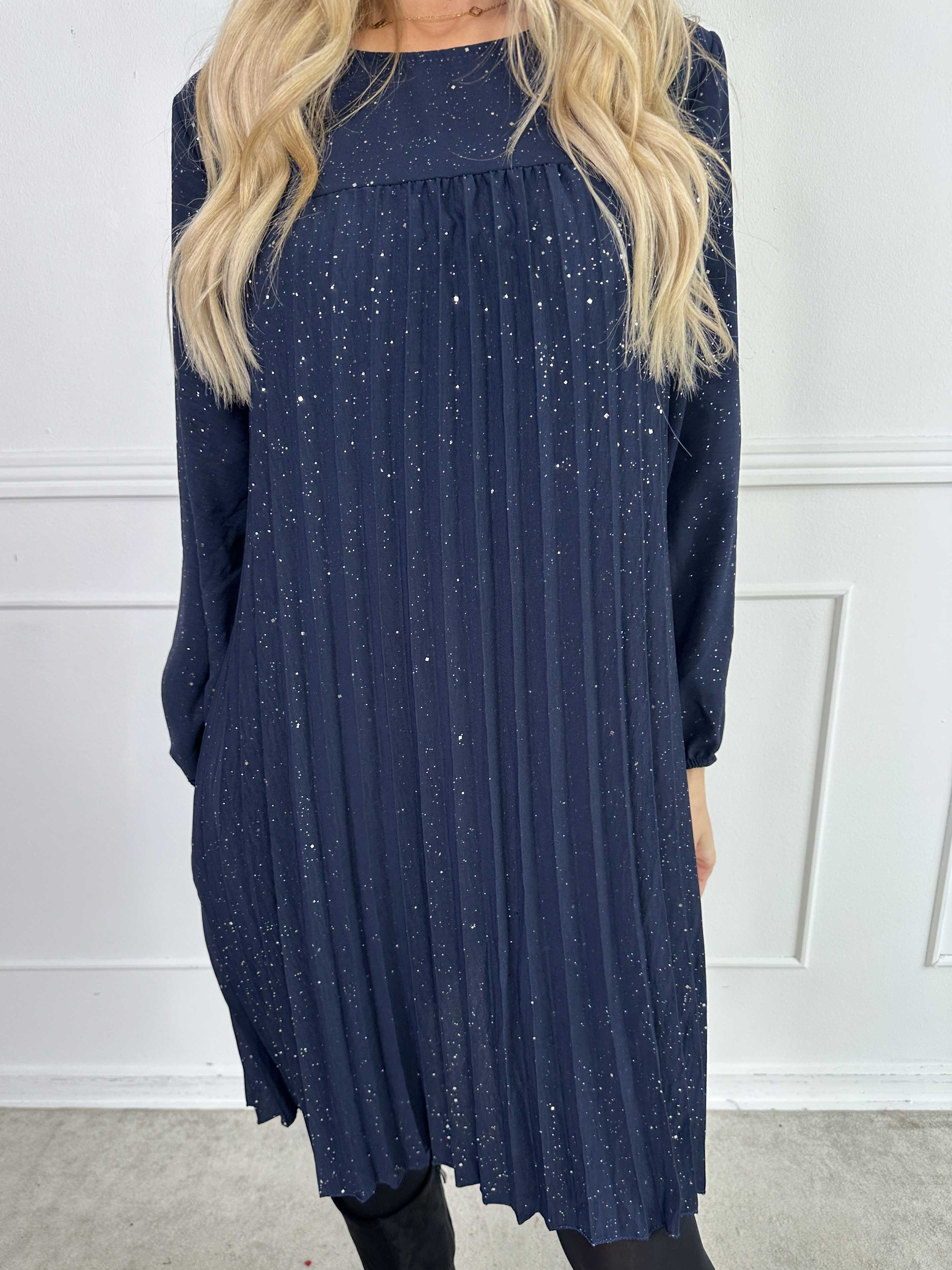 Nancy Glitter Short L/S - Plisserad klänning med fickor och glitter