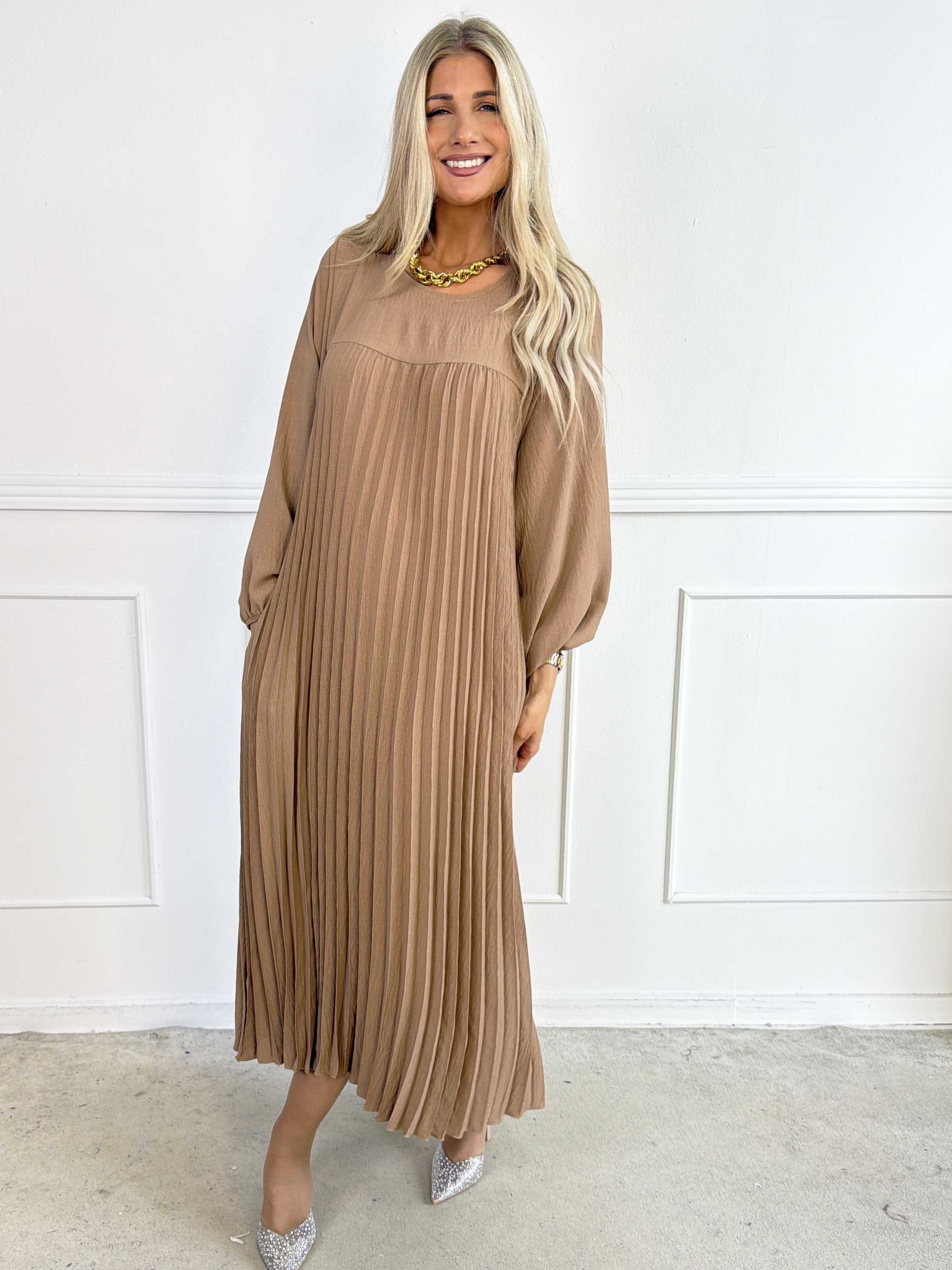 Nancy Long Sleeve - Lång klänning med plissering och fickor