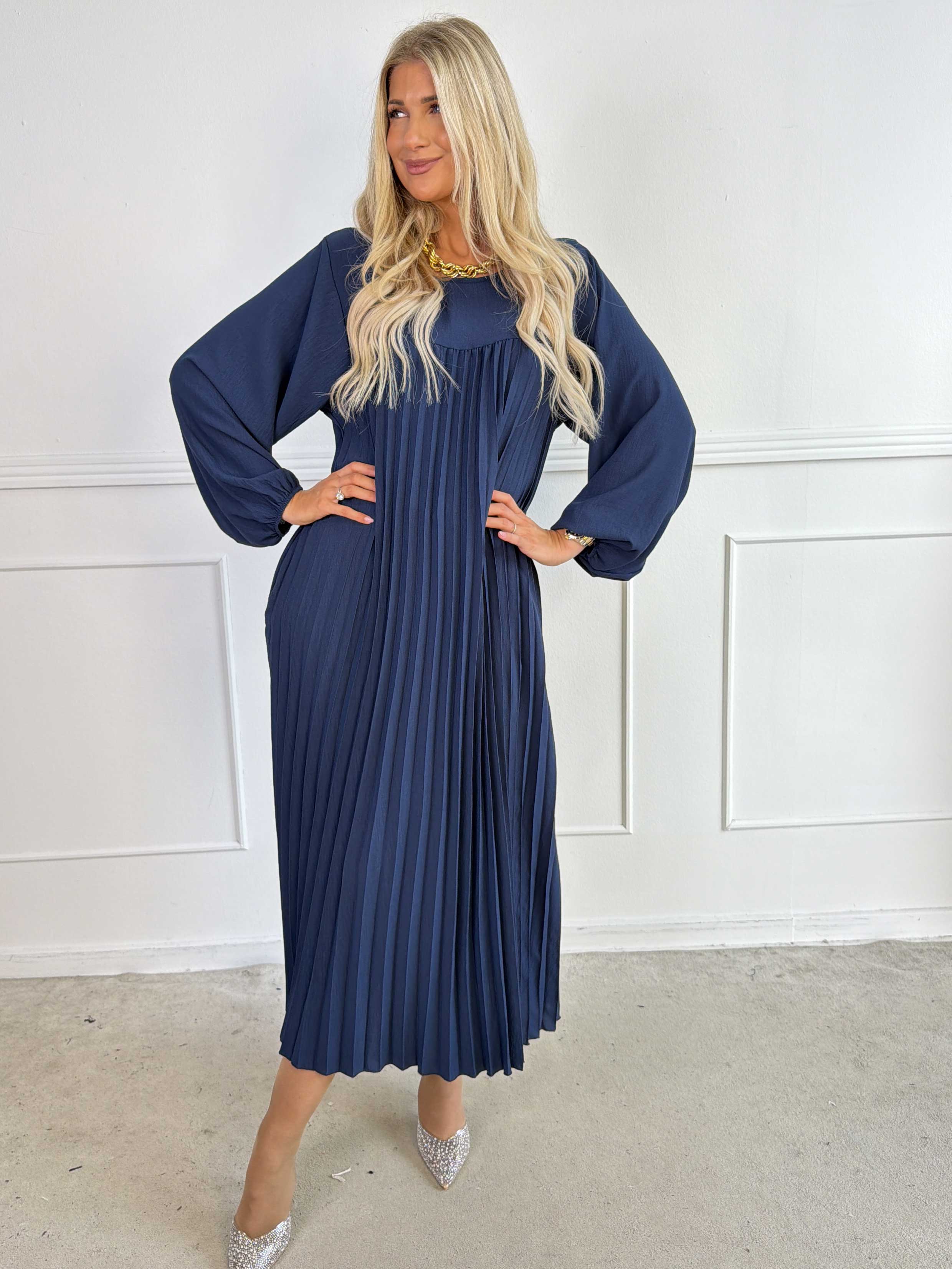 Nancy Long Sleeve - Lång klänning med plissering och fickor