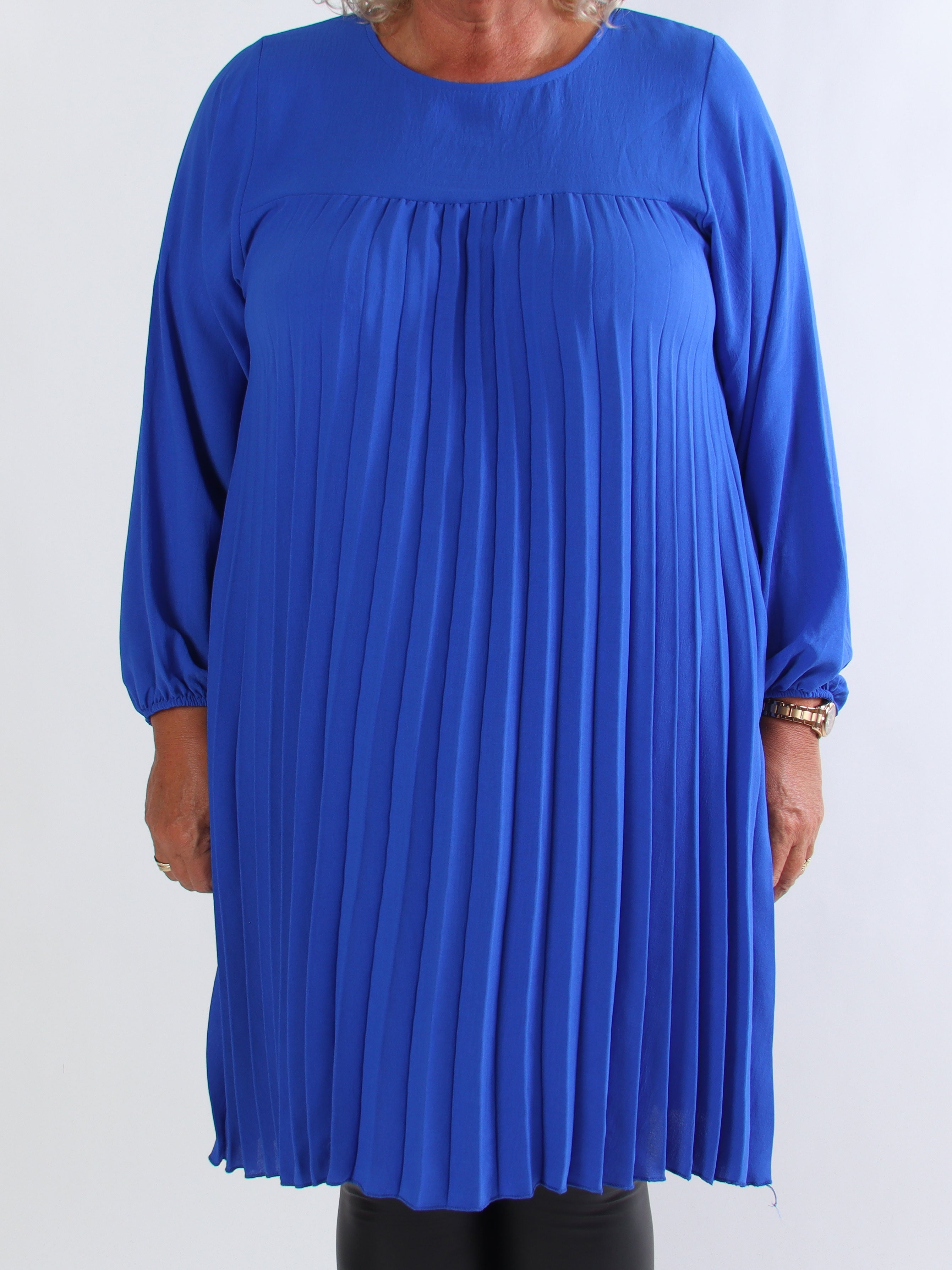 Nancy Short L/S - Plus size klänning med plissering och fickor