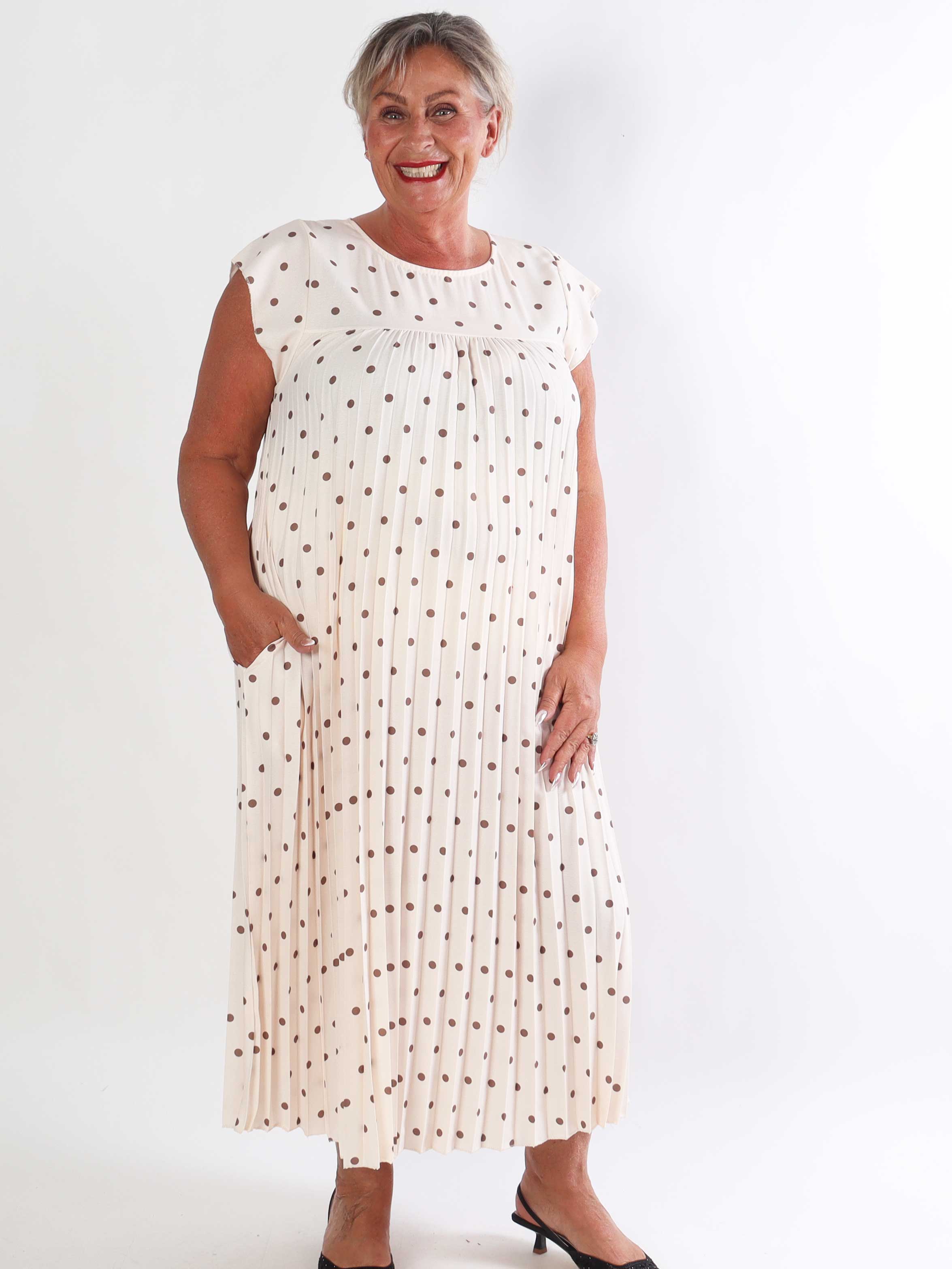 Nancy Dot - Lang plisseret plus size kjole med prikker og lommer