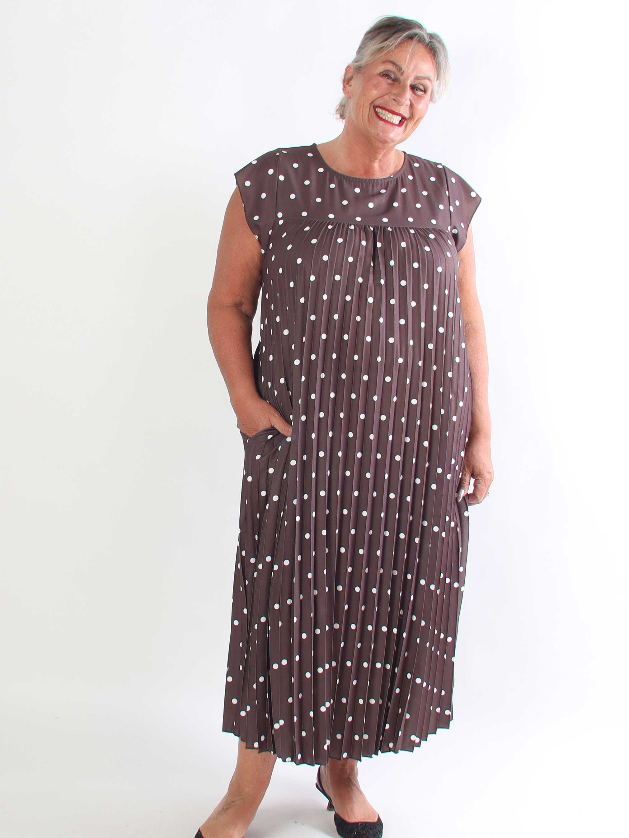Nancy Dot - Lang plisseret plus size kjole med prikker og lommer