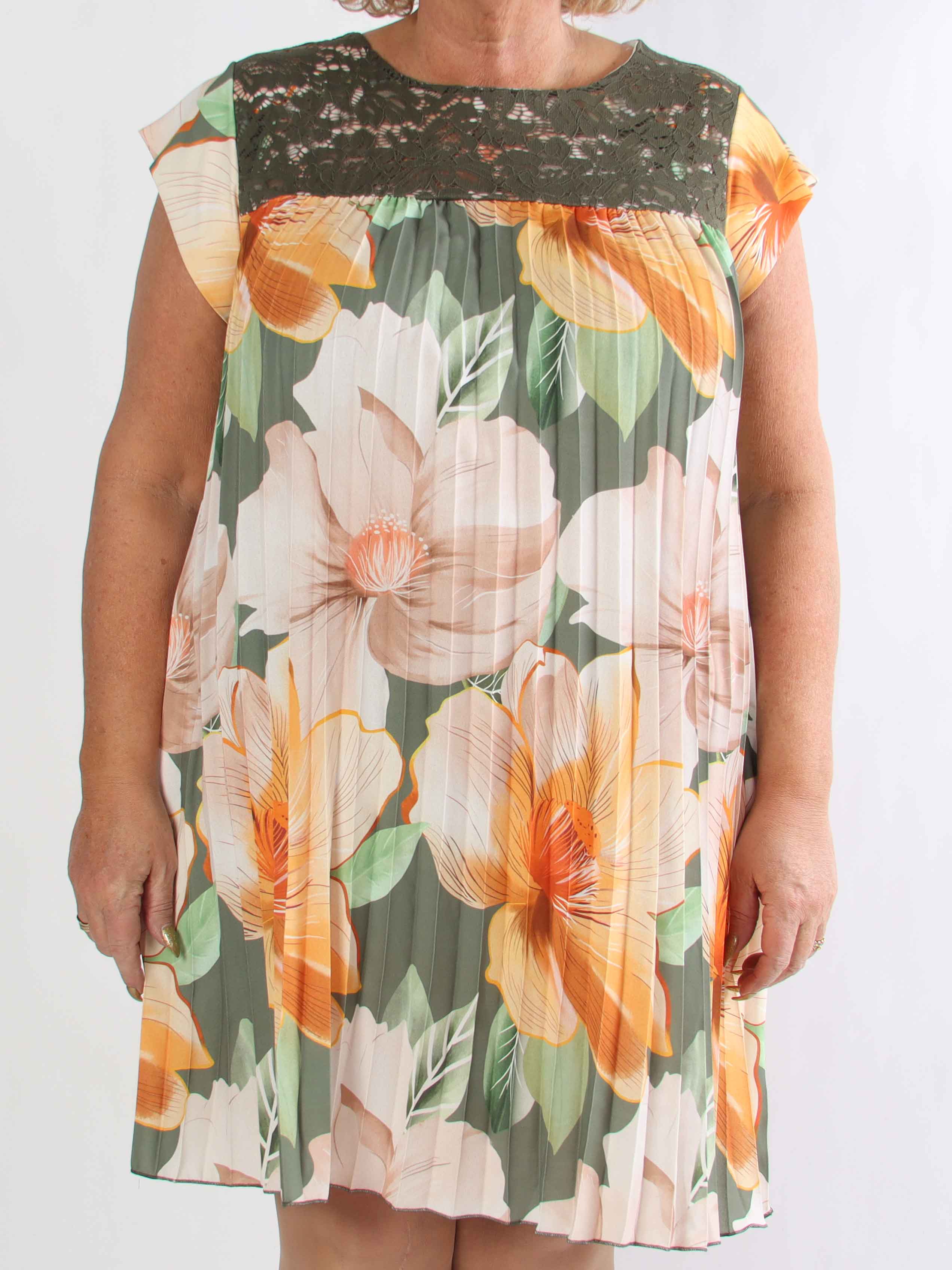Nancy Lace Flower Short - Blomstret plus size kjole med plisseringer og lommer