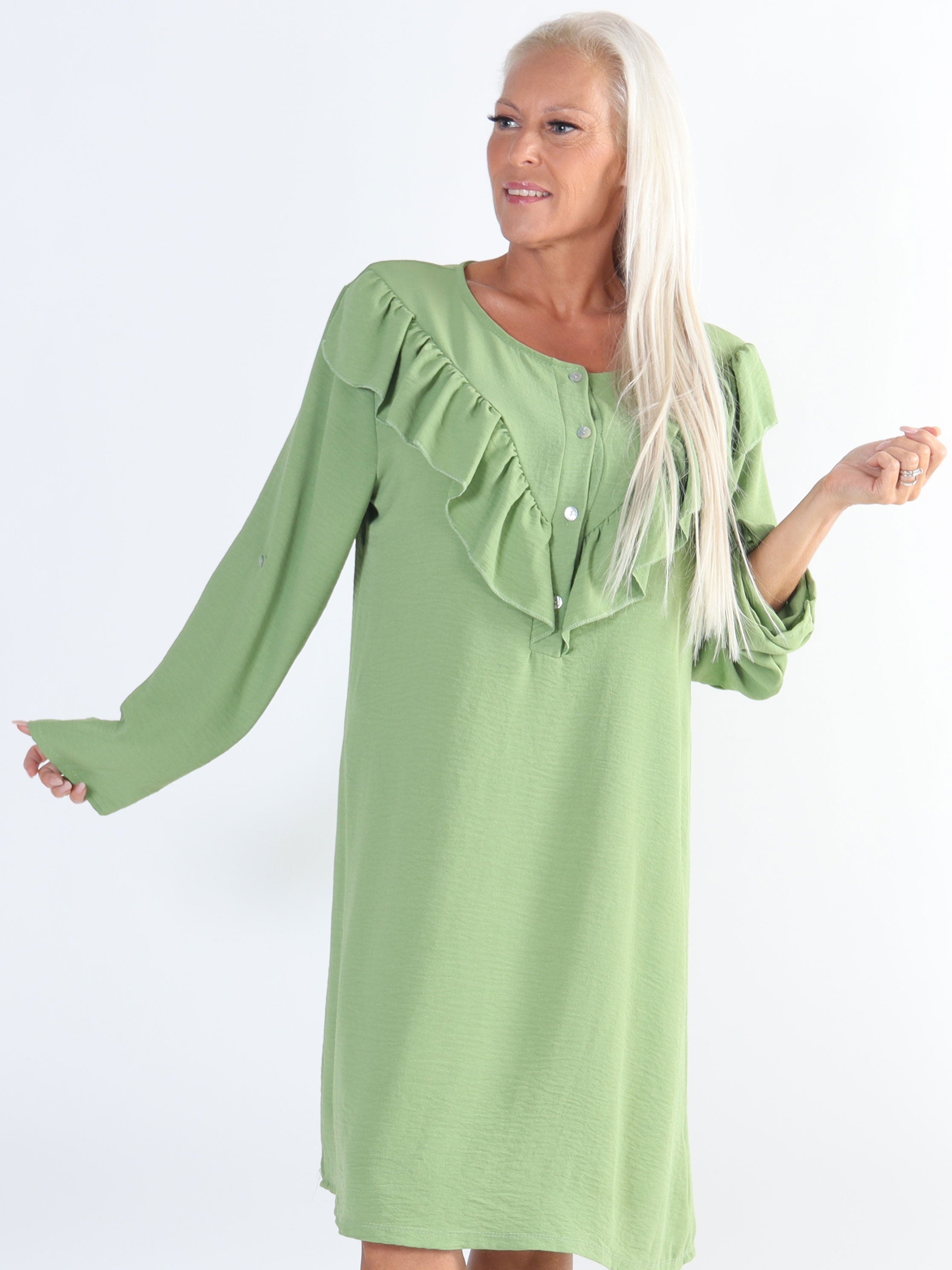 Nicola Dress - Söt plus size klänning med volanger och knappar