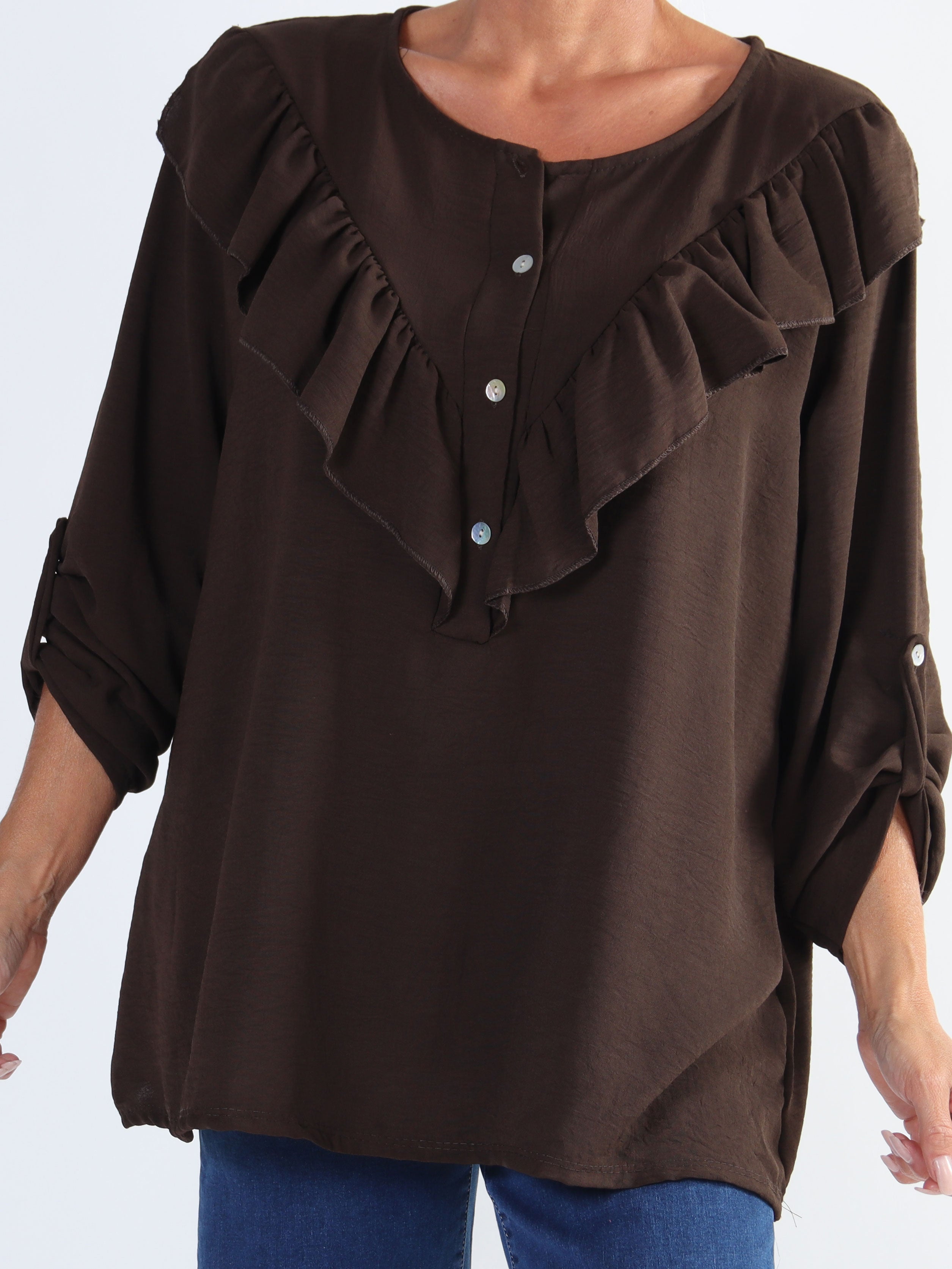 Nicola - Söt plus size blus med volanger och knappar