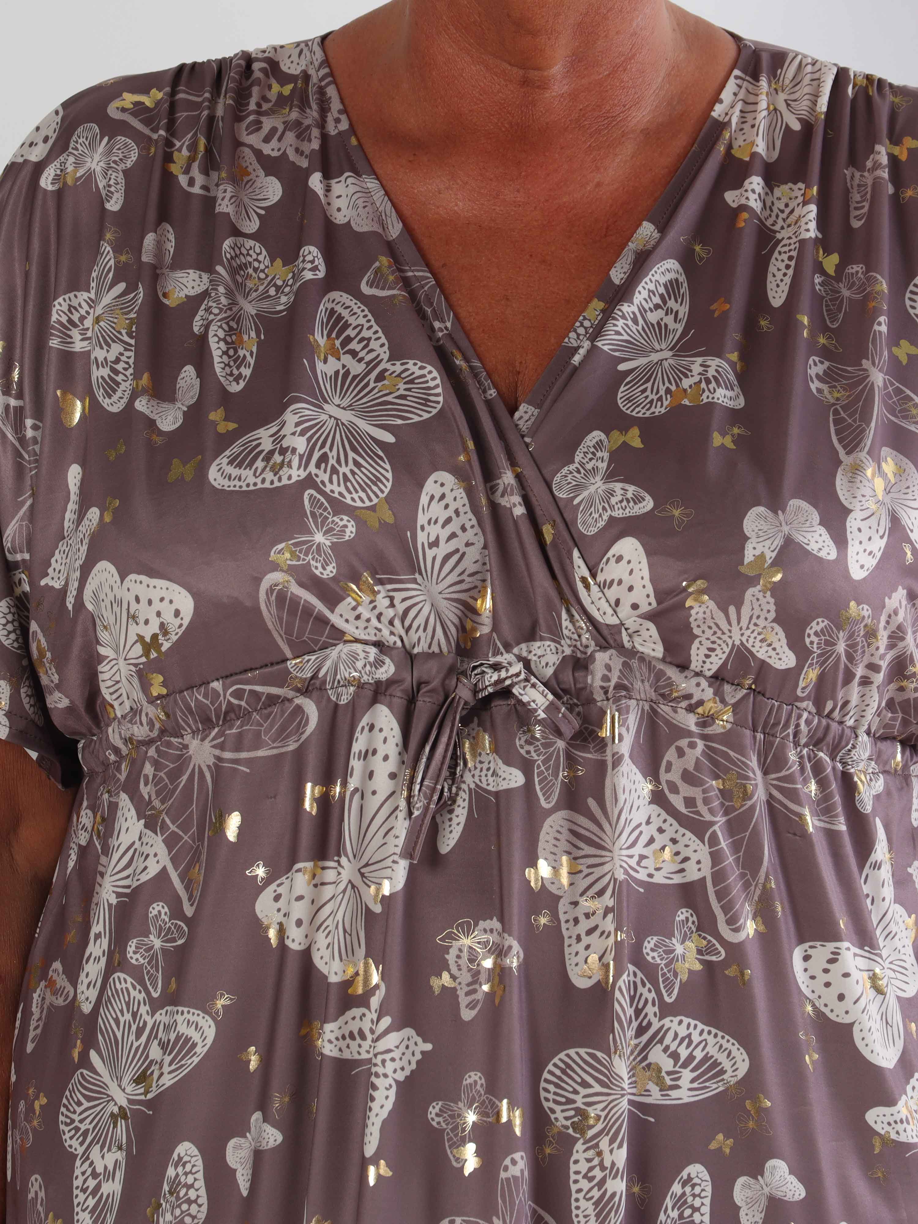 Nicolina Butterfly Short - Plus size kjole med sommerfugleprint og snøre under brystet
