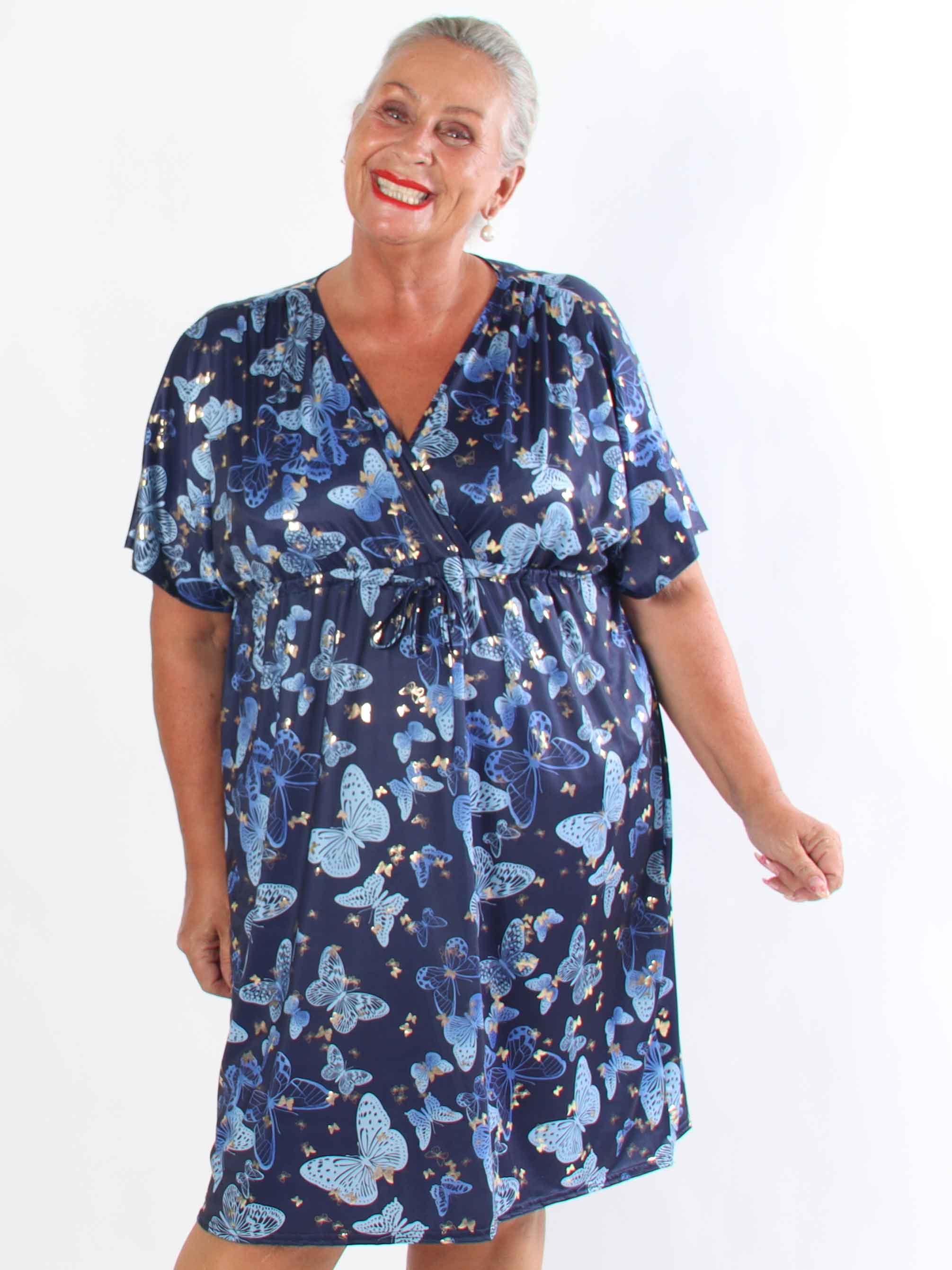 Nicolina Butterfly Short - Plus size kjole med sommerfugleprint og snøre under brystet